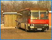 ></p><p class=c_tn>Общественный транспорт в Ивановской области - на грани развала. Эти слова прозвучали сегодня на заседании комитета по экономике в законодательном собрании. С подачи транспортников и областной администрации депутаты обратили-таки внимание на эту проблему. По мнению некоторых областных законодателей, к обсуждению вопроса приступили слишком поздно - в тот момент, когда можно просто потерять общественный транспорт. Это тем более странно, что один из депутатов - Сергей Резник - занимает должность директора ивановского ПАТП-1. Сегодня свои варианты решения предлагал руководитель областной транспортной комиссии, представитель ветеранов, налоговики и сами депутаты.</p><p class=c_tn>Многие считают, что решать проблему общественного транспорта надо было раньше. Это подтверждают последние события в этой сфере. На днях прекратили существование сразу три пригородных маршрута в Иванове. Причина - классическая: муниципалитет не компенсирует проезд льготников. А в деревнях, которые соединяли эти маршруты с Иваново, живут, в основном, пенсионеры. Но это не единственная категория льготников. Транспортники давно утверждают, что категорий этих слишком много. Не по карману.</p><p class=c_tn>Руководитель областной транспортной инспекции Евгений Смородин считает, что многочисленные льготы причина развала: «Льготы у нас в 2 раза больше, чем наш годовой бюджет. Льготы есть, а денег нет».</p><p class=c_tn>По подсчетам самих транспортников, семьдесят процентов всех пассажиров государственного и муниципального общественного транспорта - льготники. Депутат Сергей Сироткин считает, что причина развала транспорта не только в огромном числе особенных пассажиров. По его мнению, виноваты и те, кто отвечает за выплату компенсации.</p><p class=c_tn>Председатель комитета Андрей Кабанов причислил к безответственным чиновникам самих депутатов. Парламентарии сами имеют право на транспортные  льготы, но ни разу не учли в смете расходов законодательного собрания ни копейки на компенсацию. Другой вопрос, что народные избранники не часто ездят вместе с народом. Отсюда они сделали еще один вывод - невозможно при нынешних схемах учета понять, насколько справедливы требования транспортников. Сколько льготников реально они возят.  Но, если с причинами развала депутаты относительно разобрались, то реальных предложений по выходу их кризиса оказалось немного. Одно понятно - общественный транспорт надо спасать. Для изучения проблемы и разработки плана по спасению на комитете создали особую рабочую группу. В нее вошли депутаты Сироткин, Резник и Хохлов.</p><p class=c_tn></p><p class=c_tn> </p><p class=c_av>Сергей Хохлов</p>
	
		<div class=