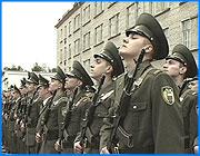 ></p><p class=c_tn>Тридцать пять ивановских ребят были приняты в ряды Президентского полка. Пройдя трехнедельный курс молодого бойца в одной из частей Подмосковья, они были приведены к военной присяге. Учебный лагерь кремлевцев в Старой Купавне. На плацу четыре роты молодого пополнения - почти пятьсот бойцов. Напротив зрители - родные и друзья молодых солдат. Их в три раза больше. За двадцать четыре дня учебного курса у вчерашних мальчишек появилась военная выправка. Слышен шепот родственников: как узнать своего - все одинаковые. В десять ровно посторонний шум смолкает. </p><p class=c_tn>Знамя полка и российский флаг на плацу, солдаты маршируют к месту присяги. Родителям командуют вольно, можно подойти поближе. Ответственный момент наступил. В четвертом взводе четвертой роты - три ивановца. Максим Яковлев принимает присягу последним. По алфавиту. Рядом с повзрослевшим сыном взволнованные родители. </p><p class=c_tn>Рядом свою подпись под присягой ставит земляк Максима - Владимир Карпунин. В армию шел с желанием. В президентский полк, по мнению отца, попал закономерно - сильный, здоровый, крепкий, красивый. В первых письмах домой о дедовщине ни слова. Да и здесь Владимир уверяет, что все хорошо.</p><p class=c_tn>Вместе с родителями и младшим братом на присяге и девушка Владимира - Катя. Еще школьница, но по-взрослому уверенно говорит: Дождусь! </p><p class=c_tn>Последняя подпись. Теперь солдаты покажут то, чем уже успели овладеть во время учебы. Строевая подготовка - основной навык для кремлевских курсантов. Круг перед генералитетом, но  стараются в первую очередь для родителей. Со строевой песней – «Кремлевец, это городость и почет».</p><p class=c_tn>На этот день их служба закончилась. Можно сдать оружие и бегом к родным. Время свидания ограничено. Через два часа родителей попросят покинуть территорию части - в день присяги у солдат своя программа отдыха. Родных и близких по распоряжению командования сменят концерт и кинофильм. </p><p class=c_tn></p><p class=c_tn></p><p class=c_av>Татьяна Суханова</p>
	
		<div class=