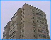 ></p><p class=c_tn>Платить за коммунальные услуги этим летом ивановцам, возможно, придется в несколько раз меньше. Депутаты Законодательного Собрания намерены добиваться того, чтобы жилой фонд города объявили фондом с частичными удобствами - если горячее водоснабжение так и не будет налажено. </p><p class=c_tn>Однако, процедура это достаточно сложная, считает  депутат Законодательного собрания Андрей Кабанов: «Существует жилищное законодательство, существуют различные СНИПы и нормы. Но мы будем обращаться в прокуратуру Ивановской области, инициировать в суде этот процесс. Процесс этот долгий, тяжелый, я считаю, что у нас есть все шансы его выиграть».</p><p class=c_tn>Правда, по словам того же Андрея Кабанова, надежда на то, что горячая вода летом все-таки будет, еще остается. Тридцатого мая депутаты ЗС будут встречаться с ивановским мэром Александром Грошевом. Цель - убедить городского главу в необходимости изыскать средства на возобновление горячего водоснабжения. Со своей стороны депутаты обещают поддержку. Если затея не удастся - ивановцам следует ожидать ощутимого снижения платы за коммунальные услуги. Директор Ивэнерго Вячеслав Смирнов не особо верит в успех подобных замыслов. Вероятность того, что в Иваново летом вернется горячее водоснабжение, он оценивает как один к двумстам. И еще об одной инициативе Законодательного собрания. Если ситуация с долгами города за энергопотребление не изменится, депутаты могут со следующего года передать бюджет Иванова во внешнее управление. Такая процедура предусмотрена бюджетным кодексом в тех случаях, когда муниципальная казна перестает выполнять свои обязательства перед населением. В роли внешнего управляющего вполне может выступить главный финансист области Александр Грузнов. Однако не все депутаты приветствуют его кандидатуру. Ведь это может быть истолковано как давление прокоммунистической областной администрации на проправительственного мэра.</p><p class=c_tn>Между тем, МПЖХ выступило с любопытной инициативой. Оно предлагает ивановцам, использующим в быту водонагреватели, зарегистрировать их. Для того, чтобы получить скидку на оплату газопотребления. Как известно, с первого июня эта услуга будет обходиться дороже тем, кто лишен горячего водоснабжения. Инициаторы повышения полагают, что в условиях отсутствия горячей воды ивановцы будут активно использовать для ее нагрева газ. Сейчас тариф на его оплату составляет чуть больше четырнадцати рублей ежемесячно. А с первого июня вырастет на девять рублей. По уверению коммунальщиков, зарегистрировав бойлеры, их владельцам сделают перерасчет. Остальные ивановцы, которым водонагреватели не по карману, будут платить по полной программе.</p>
	
		<div class=