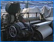 ></p><p class=c_tn>Иванову угрожает новый всплеск безработицы. Ткацкие и прядильные предприятия текстильного города нерентабельны. В течение полугода областные власти и директорский корпус безуспешно пытались поддержать фабрики. И вот итог - сегодня начались массовые увольнения на Большой Дмитровской мануфактуре (фабрике Балашова). Два месяца назад ее работники были предупреждены о так называемом высвобождении, а сегодня первые из них пришли за документами. С восьми часов сегодняшнего дня на БДМ выдают трудовые книжки работникам. Предприятие стоит с октября, с тех пор, как энергетики отключили его от всех сетей за долги. Сначала дирекция пыталась препятствовать уходу работников. В результате к долгам по зарплате прибавились невыплаченные деньги за многомесячный простой. Теперь на доске объявлений висят списки увольняемых. А уволены будут почти все, причем без погашения  долгов и даже без выходного пособия.</p><p class=c_tn>«Когда будет объявлено конкурсное производство, а это будет 11 сентября, начнутся серьезные распродажи имущества, сооружений и зданий. Только этими деньгами может быть выплачена задолженность по заработной плате и выходным пособиям», - считает  председатель профкома фабрики БДМ Михаил Копнин.</p><p class=c_tn>Фактически распродажа уже идет. Фабричный двор не пустует. К предприятию  приглядываются потенциальные покупатели. Здесь может быть новый торговый  или развлекательный центр, а, возможно, просто мелкие производства. Группа рабочих, между тем,  обратилась в суд, но исполнительные листы лежат без движения - руководство предприятия заявляет, что денег нет. Часть молодых работников уже разошлась по другим фабрикам, разъехалась по окрестным городам и даже в Москву.  Сложнее всего устроиться, как ни парадоксально, опытным квалифицированным рабочим, которым больше 40 лет. Однако официально заявленное число увольняемых может быть сильно завышенным. Руководство БДМ заявило о почти полутора тысячах высвобожденных работниках. Служба занятости уверяет, что реально их 913, а профсоюзы называют еще меньшую цифру.  Возможно, работодатели манипулируют со статистикой в попытке сделать сговорчивее работников и областную власть. </p><p class=c_tn>Армия безработных начинает расти. К концу года их число в Ивановской области вырастет в полтора раза. Ожидаются  увольнения ткачей и прядильщиков - на  «Фатексе», бывшей фабрике Дзержинского, и почти девятисот ткачей на Красной Талке. Тем временем у проходной Большой Дмитриевской мануфактуры начали асфальтировать подходы к остановке. В те годы, когда фабрика работала, разбитый тротуар никого не волновал. А теперь в одном из  ее корпусов действует молодежный клуб. </p><p class=c_tn></p><p class=c_av>Василий Когаловский</p>
	
		<div class=