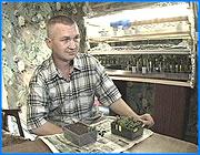 ></p><p class=c_tn>Плантации кактусов в обычной квартире. Частный предприниматель из Иванова обладает одной из редчайших в России коллекцией суккулентных растений. Андрей Носков уступил кактусам практически все свое жизненное пространство. Несколько тысяч сеянцев и десятки взрослых растений занимают комнату и балкон. Собирать различные коллекции Андрей любил с детства. Но раннее увлечение монетами и марками сменилось пристрастием к цветам. Кактусы они как дети, говорит коллекционер. Увлечение колючими цветами пришло недавно - всего лишь два года назад. Первый опыт оказался не очень удачным.</p><p class=c_tn>Сейчас в обычной квартире самое необычное в Иванове собрание кактусов, редкое даже по понятиям московских коллекционеров. Оригинальные виды и разновидности необычной формы и расцветки большей частью  выращены собственноручно. Прививая растения, ивановский кактусовод добивается не только большей скорости роста, но и раннего цветения. Все это - секреты, доступные лишь профессионалу. По словам коллекционера, кактусы хорошо впитывают отрицательную энергию, а вот от излучения, как принято считать, не защищают. Расхожая версия, что эти цветы нужно ставить рядом с компьютером, ошибочна. Как и та, что они очень редко цветут.</p><p class=c_tn>Вся кактусовая плантация не только занимает много места, но и требует свободного времени. Плюс ко всему, как и любое коллекционирование, собирание кактусов довольно накладно. Если в Японии на этом делают деньги, то в России на кактусах не наживешься. За полтора года Андрей вернул лишь восьмую часть того, что потратил. </p><p class=c_tn>Мечтает коллекционер о собственной даче, и больших теплицах для своих любимых цветов. Мечту давно бы осуществил - боится дачных воров и деревенских мальчишек. </p><p class=c_av>Татьяна Суханова</p>
	
		<div class=