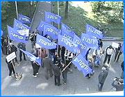 ></p><p class=c_tn>Областные законодатели стали сегодня объектом атаки сразу двух пикетирующих групп. Местные жириновцы требовали вернуть в город горячую воду. А сторонники промышленной партии - отменить депутатские льготы. И те и другие разыграли перед стенами ЗС настоящее представление. Спектакль кончился потасовкой сторон. В девять утра улица перед законодательным собранием огласилась звоном алюминиевых тазов. Пикетчики - около двадцати активистов либерально-демократической партии. Главное требование - вернуть горожанам коммунальные блага. Первоначально предполагалась публичная помывка, да холод помешал. </p><p class=c_tn>Никакой санкции на пикет у этих людей  не было. Однако до поры до времени стражи порядка не вмешивались и спокойно наблюдали за происходящим со стороны. Разве что милицейский полковник пообещал наказать нарушителей и выписать пикетчикам штраф. В десять утра у здания законодательного собрания появились сторонники Российской промпартии. В отличие от жириновцев - вполне легально. В их рядах в основном были пенсионеры. Один из участников - с метлой наперевес. Их возмутили льготы, которые хотят выправить себе депутаты. Первым к представителям промышленников вышел Андрей Кабанов. Разговор, правда, зашел не о  льготах, а более насущном - горячей воде и работе городской власти. </p><p class=c_tn>«Мы не террористы. Террорист мэр города Грошев. Вот сейчас будем решать этот вопрос. Если не даст он горячую воду будем решать. Возьмем город под прямое правление», - пообещал Андрей Кабанов.</p><p class=c_tn>Несмотря на некоторую общность требований, взаимопонимания пикетчики так и не нашли. Наверное, из-за грохота тазов. Оглушенные шумом, промышленники кинулись в атаку на жириновцев.</p><p class=c_tn>Милиция вмешалась в стычку, приняв сторону законных пикетчиков. Но вовремя вышедший из здания депутат Сироткин срочно решил заступиться за своих. </p><p class=c_tn>С помощью милиции пикетчиков все-таки удалось разнять. Страсти утихли, после чего обе стороны передали свои обращения депутатам законодательного собрания. Вновь вышедший к народу Андрей Кабанов пообещал, что все документы рассмотрят на пленарном заседании. </p><p class=c_tn></p><p class=c_tn></p><p class=c_tn></p><p class=c_tn></p>
	
		<div class=