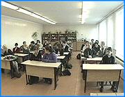 ></p><p class=c_tn>Для всех выпускников российских школ сегодняшний день начался с просмотра информационных программ. В восемь сорок утра по московскому времени мировые новости сменились эфиром местных телекомпаний. В прямом эфире транслировали розыгрыш тем выпускных сочинений. </p><p class=c_tn>Школа №30. До выхода в эфир местной телекомпании осталось пять минут. Одиннадцатиклассники занимают свои места. Последние новости о встрече глав государств во Франции их интересуют мало. Впереди серьезный экзамен. Все разговоры о том, какие темы сочинений будут разыграны. И может ли розыгрыш в прямом эфире защитить от утечки информации. </p><p class=c_tn>Единственный способ чувствовать себя уверенно - готовиться ко всем темам. В этом году их пятьсот. Они разбиты на семьдесят комплектов. В восемь сорок утра в студии ивановской телерадиокомпании был разыгран тридцать второй пакет. Темы попались несложные, кто-то даже посчитал их скучными. Традиционно по Грозе Островского, Войне и миру Толстого. А еще поэзия Есенина и Блока. Но из тридцати учеников одиннадцатого «Б», почти двадцать решили писать изложение. Впервые в этом году выпускникам дали возможность выбора. </p><p class=c_tn>Одним дано сочинять, другим пересказывать, - говорят педагоги. И объясняют, все кто отказался творить - математического склада ума и поступать они будут в технические вузы. Отказников сменили ребята из параллельного класса. Им, наоборот, не приглянулось изложение. </p><p class=c_tn>С формой экзамена определились, с темой тоже. Можно приступать к работе. Кое-кто уже готовит шпоры. Предосторожность педагогов, заставивших ребят сложить сумки в угол, безуспешна - как обычно. Одному шпаргалки приносят родители, вложив в книгу. Другой их прячет в кармане. Учителя, в свою очередь, пытаются казаться строгими. </p><p class=c_tn>Впереди еще шесть часов экзамена. Первоначальное волнение прошло. Но напряжение осталось - только за первые десять минут двое школьников сломали ручки. </p><p class=c_tn></p><p class=c_av>Татьяна Суханова</p>
	
		<div class=