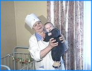 ></p><p class=c_tn>Филиал второго Дома ребенка открылся сегодня в Иванове. Он предназначен для ВИЧ-инфицированных детей младшего возраста. Только в прошлом году в области родилось двадцать семь детей, у которых предполагается ВИЧ-инфекция. Одиннадцать из них - в Иванове. Дети, от  которых отказались родители, начали поступать сюда с февраля. Все - с подозрением на СПИД или, уточняют врачи, ВИЧ-инфекцию. Точно выяснить это  в первые месяцы нельзя. Официально отделение открылось сегодня, мэр приехал посмотреть, что получается. Увидел детей, игровую комнату, прачечную, которая пока не вполне готова, но уже пущена.  Теперь здесь крутятся стиральные машины и сохнут ползунки и рубашки.</p><p class=c_tn>Дом ребенка будет расширяться. Сейчас здесь четыре маленьких пациента, а по нормам должно быть две группы по шесть детей. Прогнозные цифры еще выше. </p><p class=c_tn>Проблема только в том, что открывали отделение без дополнительных вложений. Частью оборудования поделился Дом ребенка. Большой пакет игрушек получен  от депутата Госдумы, а от благодетелей -торговцев- пять сломанных колясок. Из пяти удалось собрать две целых. </p><p class=c_tn>Двухлетний Саша - самый старший здесь - полтора года жизни провел в больничном боксе, - до тех пор, пока не было создано это отделение. Здесь мальчик будет до четырех лет. К тому времени городские власти рассчитывают создать специализированное отделение в одном из детских домов. А потом, может быть, медицина научиться лечить СПИД - или выяснится, что у этих детей инфекции нет. </p><p class=c_tn></p><p class=c_tn></p><p class=c_tn></p><p class=c_av>Василий Когаловский</p>
	
		<div class=