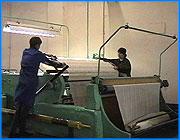 ></p><p class=c_tn>Очередные массовые увольнения в текстильной столице. На этот раз пятьсот рабочих уволены руководством фабрики Красная Талка пытались сегодня найти будущую работу на Ярмарке вакансий, которая утром была развернута на фабрике. Рабочие будут уволены в связи с закрытием ткацкого производства на предприятии.</p><p class=c_tn>Двор Красной Талки до сих пор напоминает заповедник социализма, только корпус фабрики требует ремонта. И будет ремонтироваться, но уже не для прядильного производства.  Оно оказалось нерентабельным - теперь это уже окончательный диагноз. Грузовики  вывозят то, что осталось от станков. Четырем с половиной сотням прядильщиков   объявлено об увольнении. Часть  переведут в отделочное производство. Чтобы устроить остальных, отдел кадров обратился в городской центр занятости, и сегодня на «Красной Талке» прошла ярмарка вакансий набирали на Фатекс и ногинскую текстильную фабрику. В Подмосковье никто ехать не захотел - у людей семьи.  Даже другой конец города иногда бывает проблемой. </p><p class=c_tn>Служба занятости признала, что среди предприятий, которые звали к себе сегодня рабочих, два сами находятся в непростом положении, и зарплату  там выдают с задержками, а вакансии в Иванове есть, в основном, на мужские профессии. Но главной проблемой для части работников оказалось несовершенство трудового законодательства.  Одна ситуация - у кадровых рабочих, отработавших на предприятии по двадцать лет. Льготы у них никто не отбирает, и выходные пособия обещают заплатить. </p><p class=c_tn>Совсем другое положение у тех, кто пришел работать на Талку в последние два года. Фабрика - банкрот, и принимать рабочих она могла только на короткий срок - до конца конкурсного производства. Они оказались вне штата, и теперь уходят без двухмесячного выходного пособия. Но на ярмарку вакансий их тоже позвали - совет кредиторов и профсоюзы пытаются максимально снять напряжение. А в цехе продолжается работа - сырье еще не кончилось. Еще летает пух, ползут тележки транспортера и ходят у станков текстильщицы. Валентина Александровна, вдова с двумя детьми,   уже выработала льготный стаж, а до пенсии еще два года. И на ярмарке ничего не нашла. Куда же теперь?</p><p class=c_tn>Крутой поворот уже произошел. И  на пятки текстильщикам уже наступают монтеры, которые уже начали разбирать оборудование, буквально на мелкие детали. </p><p class=c_tn>Частично цеха уже освобождены от станков. И только тюки с пряжей проплывают по пустому пространству. Здесь будет оптовый текстильный  центр. Говорят, не чета Текстильщику. Он впишется в сеть оптовых текстильных ярмарок в Москве и крупных городах. Под него и освобождают площади. </p><p class=c_tn></p><p class=c_tn><b>P.S.</b> Еще одна текстильная фабрика в Иванове пополнила список разорившихся предприятий. На прошлой неделе приостановило свою работу акционерное общество Фабрика имени Кирова. По информации областных профсоюзов сейчас фабрика находится на грани банкротства. Ее руководство вынудило уйти в неоплачиваемый отпуск около шестисот рабочих. Простой производства может продлиться до полугода. За это время дирекция фабрики намерена сократить часть трудового коллектива. На самой фабрике этот факт не подтвердили, но и не опровергли. Как сообщили в секретариате, отпуск продлится месяц, и всем рабочим его оплатили.</p><p class=c_tn></p><p class=c_av>Василий Когаловскиий</p>
	
		<div class=