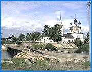 ></p><p class=c_tn>Поселковый мост через реку Теза, в районе поселка Холуй, нуждается в срочной реконструкции. В результате весеннего паводка он был сильно поврежден. Но проведенных ремонтных работ недостаточно, чтобы обезопасить конструкцию от возможных разрушений в будущем. А новый мост Южская администрация позволить себе не может. Месяц назад вода доходила вот до этих камней. От льда и древесного мусора, набившегося между сваями, мост выгнуло дугой. Круглые сутки с того берега на этот курсировали перевозчики. Две, а то и три лодки. По десять человек в каждой.</p><p class=c_tn>Когда-то здесь была понтонная переправа. Потом поставили мост на деревянных сваях. Но хрупкость конструкции была очевидна с самого начала. Течение реки в этом месте очень сильное. В паводок сюда приносит огромные обломки льдин и брёвна.  От напора такой массы мост начинает буквально выкручивать. А потом он скрывается под водой. И люди пересаживаются в лодки. Лодка есть практически у каждого жителя Холуя.  К такому сообщению одного берега с другим здесь привыкли. Проблема в другом - тяжелый транспорт и автобус с пассажирами на лодках не перевезешь. </p><p class=c_tn>Местные жители мечтают о бетонном мосте. Однако, мост нужно поднимать - минимум на семь с половиной метров. Ведь Теза - судоходная река. Чтобы полностью реконструировать мост, необходимы сто пятьдесят миллионов рублей. Весь бюджет южского района - чуть больше ста миллионов. Рассчитывать приходится только на помощь федералов. Но это не раньше, чем завершат строительство моста в Кинешме - все средства брошены туда. Поэтому максимум, что могут позволить себе районные власти, - косметический ремонт сооружения. Этой весной мост восстановили довольно быстро - за несколько недель. И двухсот тысяч бюджетных денег - как не бывало. Скоро сюда прибудут строители ставить ледорезы. В течение лета планируют укрепить берега. Между тем все понимают, что паводок может повториться. И говорят - пока от беды бережет судьба. Как поведет себя стихия в следующем году? Альтернатива снова только одна - брать весла и спускать на воду лодки.</p><p class=c_tn> </p><p class=c_av>Дмитрий Попов</p>
	
		<div class=