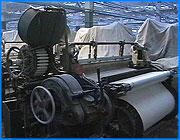 ></p><p class=c_tn>Единственная надежда для уволенных с текстильных предприятий - центры занятости. Но реальную помощь получить могут не все. Сложнее всего приходится квалифицированным текстильщикам с большим стажем. Ведь большинство свободных вакансий - для чернорабочих. Как правило, руководители текстильных предприятий заранее уведомляют службы занятости о плановых сокращениях. И тут же на предприятие отправляется так называемая бригада быстрого реагирования. Сотрудники биржи труда выясняют ситуацию на предприятии в целом и знакомятся с планами руководства. Зачастую эти планы направлены отнюдь не на помощь сокращенным сотрудникам. «Работодатель просит работника уволиться по собственному желанию, хотя на предприятии часть производства ликвидируется, естественно, он экономит свой фонд заработной платы», - говорит начальник отдела статистики ЦЗН г.Иваново Валерий Гусев. </p><p class=c_tn>В случае увольнения в связи с сокращением наниматель обязан выплатить работнику среднюю заработную плату за три месяца. В случае увольнения по собственному желанию - только зарплату под расчет. Экономия может получиться существенная. Но, к чести руководителей большинства ивановских фабрик, они так не поступают. Более распространено следующее нарушение. При сокращении штатов предприятие обязано предложить работнику либо сменить профессию за счет фирмы, либо повысить уже существующую квалификацию. Так пока поступили только на САМТЕКСЕ. Переобучили ткачих и прядильщиц на швей-мотористок. Но и это не панацея. Во-первых, новая швея не получает сразу пятый шестой разряд, и получает зарплату меньше, чем на прежнем месте. Во-вторых, из-за малого опыта работы - малая производительность. Поэтому не всех такая ситуация устраивает. Но и центры занятости не могут обеспечить всех адекватной работой. Как правило, большая часть вакансий - низкооплачиваемая, низкоквалифицированная работа. Более-менее приличную зарплату обещают в соседних областях. Однако люди семейные и пожилые редко рискуют покидать насиженное место. Вот и приходится текстильщикам брать, что дают. </p><p class=c_tn>Напомним, что один из стратегических планов развития области - построить в регионе новые предприятия, которые могли бы обеспечить нужное количество рабочих мест. Причем предприятия других отраслей промышленности, например, химической или радиотехнической. Но это вопрос очень отдаленной перспективы, к тому же требующий огромных вложений. А пока власти помогают уволенным сообразно силам и средствам. Так, сегодня в Ивановском центре занятости лекцию по основным принципам поиска работы прослушали сорок текстильщиков. Занятие вели профессиональные психологи. Они утверждают, что многим безработным на первых порах приходится туго. Человек испытывает, во-первых, страх, неуверенность в себе. По мнению психологов считалось, что стресс от потери работы стоит на втором месте после потери близкого человека. </p><p class=c_tn>Несмотря на первоначальный стресс, абсолютное большинство безработных справляются с новым, непривычным психологическим состоянием и благополучно преодолевают сложную ситуацию.</p><p class=c_tn></p><p class=c_av>Сергей Хохлов</p>
	
		<div class=