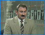 ></p><p class=c_tn>-<b>Андрей Владимирович, за Вашей спиной все усиленно видят профиль Михаила Викторовича Бабича, фигуры довольно колоритной и неоднозначной для Ивановской области. Я думаю, что факт знакомства с ним Вы не будете отрицать? Насколько на самом деле Бабич повлиял на Ваше назначение?</b></p><p class=c_tn></p><p class=c_tn>-Я этот вопрос немного по-другому объясню, то есть, каким образом появляются новые люди в руководстве «Единой России», а потом мы оценим возможность участия Бабича в этом процессе. Человек приглашается в исполнительный комитет, в котором я скажу очень удачно заменено все руководство, на соответствующее собеседование. Затем ряд руководящих товарищей дают этому кандидату оценку и представляют эту кандидатуру на Генеральный Совет. Я там ни разу на заседании не был, но думаю, что это очень солидный коллегиальный орган, с солидным опытом и президентских и думских выборов. Генеральный Совет коллегиально утверждает или не утверждает данную кандидатуру, и рекомендует местной организации ее к рассмотрению. Что в среду и происходило. Примерно такой порядок прохождения предложений Москвы нашему региональному отделению партии. </p><p class=c_tn></p><p class=c_tn>-<b>Но Бабич известен своими хорошими связями в Москве, так что это ровным счетом ничего не значит. </b></p><p class=c_tn></p><p class=c_tn>-Так это происходит, а если где-то на одном из этапов участвовал Михаил Викторович, то теоретически это допустить можно. </p><p class=c_tn></p><p class=c_tn>-<b>Но он Вам ничего об этом не говорил?</b></p><p class=c_tn></p><p class=c_tn></p><p class=c_tn>-По крайней мере, я не знаю, чтобы он состоял в одном из этих исполнительных представительских органах, и является ли он членом «Единой России». Сейчас об этом я ничего не готов сказать. </p><p class=c_tn></p><p class=c_tn>-<b>Еще буквально в начале этого года Вы довольно критично отзывались о ивановских единороссах, и вдруг неожиданно стали их лидером? Что-то изменилось в Вашем отношении к партии ?</b></p><p class=c_tn></p><p class=c_tn>-Есть ведь критическое отношение созерцательное, то есть, я сижу в стороне и критикую, а есть понимание того, что делается в какой-то степени не то, особенно в ивановской организации. В данном случае мне предложили, и я прямо скажу, что я просто не отказался, появилось желание что-то изменить и исправить. Я считаю, что это несколько две разные позиции, и я сторонник второй позиции. Если мне что-то не нравится, и я могу это изменить, я как правило это и делаю. </p><p class=c_tn></p><p class=c_tn>-<b>Хотя Ваш однопартиец Франц Клинцевич сказал, что в целом работой Головкова довольны, а Вы говорите, что надо что-то менять и исправлять, это означает, что работа была далека от совершенства?</b></p><p class=c_tn></p><p class=c_tn>-У каждого человека свой взгляд на вопросы. Состояние партии серьезно зависит от состояния страны. В один момент партия вполне довольствуется одними рубежами, в другой момент другими. Для начала ее становления неплохо закрепиться в Думе, в дальнейшем теоретически образовать в Думе большинство, потом политически поучаствовать и выдвинуть президента. На каждом этапе разные задачи. К работе Головкова и к нему самому я отношусь в высшей степени с уважением, он же ушел на вышестоящую работу, и будет являться координатором работы в нескольких областях. Просто под новые конкретные задачи привлекаются другие люди, это нормальный процесс развития любой партии. Когда завод начинает строиться, нужны строители, потом требуются наладчики….</p><p class=c_tn></p><p class=c_tn>-<b>Значит, Вы скорее наемный менеджер, нежели человек с теми же взглядами, что и партия? Или у «Единой России» просто нет взглядов, кроме одного, президентского?</b></p><p class=c_tn></p><p class=c_tn>-Я Вам скажу, что по американскому варианту я – республиканец. Я не любитель этой страны, но это, чтобы Вам понятнее было. Я считаю, что «Единая Россия» – это огромное большинство нормальных людей со здоровыми нормальными взглядами, - хорошо жить и работать. Как раз это огромное большинство между правым крылом удачливых бизнесменов, которые в свободное от бизнеса время занимаются политикой и левым большинством, которое кроме «долой» и «давай», ничего нового не говорят. Остальные просто хотят нормально и достойно жить и работать. Всем этим людям с понятными взглядами идеи «Единой России» очень близки. Себя к ним я вполне отношу. Долгое время проведя в вооруженных Силах, я не участвовал ни в приватизации, ни в прочих процессах. Своей жизнью я доказал верность идеям государственности, президентской власти и так далее. </p><p class=c_tn></p><p class=c_tn>-<b>Возможная кандидатура на должность исполнительного директора, то есть тот человек который будет заниматься всей деятельностью регионального отделения, говорят, что это будет Васильев, нынешний руководитель «Автодора»?</b></p><p class=c_tn></p><p class=c_tn>-Согласно Уставу партии, контракт с региональным председателем исполнительного комитета, заключает Москва. Центральный исполнительный комитет предлагает эту кандидатуру для согласования политическому Совету региона. В данном случае по этому вопросу мы будем встречаться на следующей неделе, согласований никаких не было, но теоретически эта кандидатура возможна. </p><p class=c_tn></p><p class=c_tn>-<b>Давайте поговорим о Ваших политических амбициях. Означает ли, что Вы не только будете возглавлять партийный список на ближайших выборах в Государственную Думу, но и решите стать депутатом Государственной Думы?</b></p><p class=c_tn></p><p class=c_tn>-Этот вариант сразу отпадает, тем более, у меня были приглашения без всяких партий из очень серьезных федеральных структур заняться этим вопросом. Я от него отказался. Я пообещал своим избирателям работать пять лет в городе, и я буду работать пять лет в Кинешме. </p><p class=c_tn></p><p class=c_tn>-<b>Вы уже определились с кандидатурами тех двух человек, которых Вы будете продвигать по одномандатным округам от Кинешмы и от Иванова?</b></p><p class=c_tn></p><p class=c_tn>-Такой вопрос пока не поднимался.</p><p class=c_tn></p><p class=c_tn>-<b>Надо полагать, что от поддержки Татьяны Яковлевой Вы вряд ли откажетесь?</b></p><p class=c_tn></p><p class=c_tn>-Я считаю, что и Татьяне Владимировне нужна поддержка партии, и партии нужна поддержка Татьяны Владимировны, с чем она справляется на «очень хорошо». Я был бы рад, если бы у меня в округе был бы такой депутат. </p><p class=c_tn></p><p class=c_tn>-<b>Каким образом Вы будете поднимать авторитет «Единой России» среди ивановцев?</b></p><p class=c_tn></p><p class=c_tn>-Силой убеждения и конкретными делами. </p><p class=c_tn></p><p class=c_tn>-<b>Конкретные дела – это что-то типа стирания надписей против президента?</b></p><p class=c_tn></p><p class=c_tn>-Я считаю, что это долг и задача каждого нормального человека, и, чтобы стереть надпись со стены, не нужна целая партия. У нас бы в Кинешме без проблем с этим справилось бы управление по благоустройству, причем, уже на сведущее утро. Славу богу, у нас такого не было. </p><p class=c_tn></p><p class=c_tn>-<b>Ваша активная деятельность как лидера регионального отделения партии, наверняка, приведет к обострению отношений с губернатором, который все-таки останется одним из лидеров коммунистической партии. Это неизбежно отразиться на подведомственном Вам городе, Вы же еще и мэр и получаете какие-то деньги из областного бюджета?</b></p><p class=c_tn></p><p class=c_tn>-Честно скажу, что все партии, которые находятся на территории области, своей конечной целью ставят процветание области. Я считаю, что Тихонов опытный политик, палок в колеса с его стороны я не ожидаю. </p><p class=c_tn></p><p class=c_tn>-<b>Значит, за проблемами Александра Грошева Вы не видите политической подоплеки?</b></p><p class=c_tn></p><p class=c_tn>-Я бы с удовольствием прочел бы научно обоснованный акт аудиторской проверки «В чем именно проблема в городе Иваново?» Под всеми проблемами, наверное, есть экономическая подоплека. Никакой политики здесь я не вижу. Я думаю, что сначала надо разобраться технологически и экономически. Никакого аудита по городу я нигде не увидел и не прочитал, но, может, я ошибаюсь. </p><p class=c_tn></p><p class=c_tn>-<b>Вы об этом говорите так, словно собираетесь этим заняться?</b></p><p class=c_tn></p><p class=c_tn>-У меня есть фронт своей работы, и я считаю, что каждый человек должен заниматься своим делом. </p><p class=c_tn></p><p class=c_tn>-<b>Очевидно, чтобы побороться за голоса избирателей здесь в Иванове, Вам так или иначе, придется решать проблему горячей воды?</b></p><p class=c_tn></p><p class=c_tn>-Я Вам могу сказать, что в ближайшее время эти проблемы будут возложены на одного из членов Политсовета. Он будет заниматься этим вопросом, но не в плане болтовни и политиканства, а в плане продуманного предложения и решения этой проблемы. Когда у нас, надеюсь, в ближайшее время появятся конкретные предложения и результаты, мы с удовольствием поделимся ими и с городской администрацией и со СМИ. Но каждый должен заниматься своим конкретным делом. Городская администрация должна решать проблемы муниципального образования, партия ей в этом должна помочь, но ни в коем случае не подменять собой. </p><p class=c_tn></p><p class=c_tn>-      <b> Накануне Вашей партийной конференции витали слухи о возможном расколе и даже выходе некоторых членов партии из «Единой России». Этого не случилось. Удалось как-то договориться, или карательные акции последуют позже?</b></p><p class=c_tn></p><p class=c_tn>-Никаких акций не последует, просто надо спросить тех, кто спекулирует на этом. Если ты считаешь, что ты не согласен с линией партии, то я считаю, что мужчина должен положить партийный билет или не вступать в эту партию. Я думаю, что нормальный политик сам по себе интересен любой партии. </p>
	
		<div class=