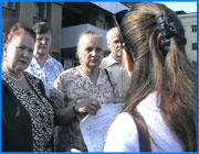 ></p><p class=c_tn>Жители местечка Минеево областного центра пикетировали сегодня здание городской администрации. Требование участников акции протеста - восстановить теплоснабжение микрорайона. В противном случае люди намерены пойти на крайние меры - направить письмо Президенту Путину и перекрывать автомагистрали. </p><p class=c_tn>В акции протеста приняли участие около 20 человек. В основном это были активисты микрорайона Минеево. Первое, чего добились пикетчики - встречи с журналистами. Люди рассказали, что в течение двух лет каждую зиму они живут в промерзших квартирах. Спят одетыми. Согреваются газом и электроприборами.   </p><p class=c_tn>По словам жителей Минеева, два года чиновники городской администрации не могут договориться с руководством акционерного общества Кранэкс и запустить бойлерную предприятия, которая являлась основным источником теплоснабжения микрорайона. В последнее время Минеево получало тепло от ТЭЦ-2. Однако низкий температурный режим едва сохранял систему от замораживания. Участники акции с гневом вспоминали обещания, некогда данные кандидатом в мэры Александром Грошевым.  </p><p class=c_tn>Закончив пикет, инициативная группа отправилась на переговоры с руководством мэрии. Наболевшие проблемы стороны решали за закрытыми дверями.  Съемочную группу в здание мэрии охранники не пустили. </p><p class=c_tn>Инициативную группу жителей местечка Минеево в мэрии приняли заместитель главы города Сергей Бразер, исполняющий обязанности директора Ивгортеплоэнерго Сергей Саванов и депутат городской Думы Извиль Салихов. Однако, как стало известно Ivanovonews, к единому мнению стороны так и не пришли. И жители микрорайона решили выполнить свое обещание - направить жалобу на имя президента России Владимира Путина. Впрочем, назавтра запланирована встреча Извиля Салихова (депутата гордумы от м-на Минеево) с председателем Совета директоров компании Кранэкс Юрием Токаевым.  </p><p class=c_tn></p>
	
		<div class=