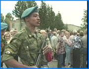 ></p><p class=c_tn>На плацу двести семнадцатого гвардейского полка более ста молодых ребят. Будущих десантников набирали со всей России. Среди прошедших отбор и двадцатидвухлетний Руслан Эмме Муссунда кинтамбо. Для него день присяги - это день воплощения давней мечты. Обычный тульский парень с необычным в наших широтах цветом кожи с детства мечтал стать десантником...Хорошая спортивная подготовка, знание пяти языков, незаконченное высшее образование - все предпосылки для службы в разведывательной роте. </p><p class=c_tn>«Я вообще-то давно мечтал попасть в ВДВ, - говорит Руслан, - ну как любой парень, наверно. И я очень был рад, когда определили меня в команду, которая в  ВДВ идет в Иваново. Все нравится тут и мы уже сделали по два прыжка. Впечатлений очень много».</p><p class=c_tn>Его мама Светлана Муссунда кинтамбо, которая приехала на присягу, добавляет: </p><p class=c_tn>Тут у Руслана дед живет, который тоже военный -  подполковник в отставке. И вот поэтому мальчик мой хотел попасть именно сюда, все время равнялся на дедушку».</p><p class=c_tn>За месяц службы до присяги у Руслана появилось немало друзей. Да и командование солдата оценить успело. Говорят, что темнокожие десантники в российской армии - почти традиция. В Новороссийске служат трое и тоже в разведывательной роте. А вот в девяносто восьмой дивизии Руслан единственный. У себя в городе Новомосковск Тульской области он не раз занимал призовые места в классической борьбе. Здесь он в первых рядах во время показательных выступлений. Разыгрывает бой с двумя противниками. После армейского шоу новобранцев отпустили в увольнение, к дожидавшимся их родным и друзьям. Руслана ждала не только мама, но и молодая жена Ирина. Правда, четырехлетнего сына она оставила дома.</p>
	
		<div class=