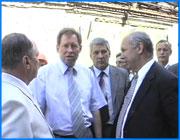 ></p><p class=c_tn>Конфликт между властями города, области и энергетиками обнажился, в ходе визита в Иваново первого вице-премьера правительства Владимира Яковлева. Не стесняясь присутствия одного из руководителей государства, должностные лица, прямо в кабинете губернатора, вступили в перебранку, едва прикрытую дипломатичными выражениями. </p><p class=c_tn>Главной целью однодневного визита Владимира Яковлева стало знакомство с ходом подготовки области к зиме. Губернатор сам пригласил вице-премьера в надежде получить дополнительные кредиты  из Москвы для реконструкции отопительных систем и объектов. Потому что тридцати миллионов, уже выделенных из федерального бюджета, недостаточно. Гость выслушал отчетные цифры, задал несколько вопросов, а потом спросил о горячей воде. </p><p class=c_tn>Заместитель ивановского мэра Сергей Бразер признал, что горячей воды лишены 70% горожан. Вода, - сказал он,- может быть дана хоть сейчас, но вот энергетики не хотят рассрочить долги города на пять лет. А главный энергетик области Вячеслав Смирнов парировал: город сорвал все обязательства, и совсем перестал эти долги гасить. Да еще оспаривает решение суда о подаче горячей воды. </p><p class=c_tn>Затем отправились на ивановскую ТЭЦ-1, где строится котельная парогазового цикла. Владимир Яковлев шел рядом с Вячеславом Смирновым, но его помощники внимательно слушали Сергея Бразера. И понимающе говорили, что нехорошо сидеть на игле энергетиков. А губернатор в присутствии вице-премьера попрекнул руководителя Ивэнерго, что третья ТЭЦ неэффективна, а на первой надо менять все мощности подчистую. </p><p class=c_tn>Потом Владимир Яковлев поехал смотреть кинешемский мост, тепловую блок-станцию и другие объекты. Итоги визита скажутся на величине суммы, которую область получит к зиме из федерального бюджета. </p>
	
		<div class=