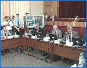 ></p><p class=c_tn>Песня о встреченном</p><p class=c_tn>Хотя по случаю приезда стольких важных гостей область затратила 600 миллионов на косметический ремонт дорог, многие из них прибыли по воздуху. Председатель Совета Егор Строев (губернатор Орловской области) прибыл на персональном самолете ЯК-40. Борис Громов (губернатор Московской области) – на вертолете. Полпред президента Георгий Полтавченко – на Ту-134, к которому не сразу исхитрились подать трап, стоявший у другого летательного аппарата, тоже привезшего высокого гостя. А что делать? Такой популярностью наш аэропорт уж сколько времени не пользовался, подрастерялось оборудование, и персонал утратил былую прыть. Но в целом получается, что наш восстанавливаемый аэропорт очень даже пригодился, о чем глава областной администрации г-н Тихонов не преминул объявить в своем приветственном слове к участникам заседания.</p><p class=c_tn>Прочее из его речи ивановцы уже многократно слышали: о спаде промышленности в 90-е годы и подъеме ее теперь, о борьбе с туберкулезом, Палехе и Холуе (и обещании президента Путина лично наведаться в эти края, дабы убедиться, что продаваемые в международных аэропортах под видом палехских шкатулки ничего общего с родиной лаковой миниатюры не имеют).</p><p class=c_tn>Значительный процент собравшихся в аэропорту, здании ОЗС и на подходах к ним составляли милиционеры и чекисты. </p><p class=c_tn>На взлетном поле возникла и еще одна нестыковочка, уже не по вине сотрудников аэропорта. Очередная прибывшая «с воздуха» делегация была встречена у трапа облначфином Александром Грузновым и усажена в «газель», которая должна была подвезти гостей к встречавшему их губернатору Ивановской области для личных приветствий. Однако чуть позднее г-н Грузнов, выглянув из проезжавшего мимо г-на Тихонова автомобиля, был вынужден объявить, что гости не пожелали покидать салон и «челомкаться» на аэродроме, отложив это дело на потом.</p><p class=c_tn> </p><p class=c_tn>До чего дошел прогресс</p><p class=c_tn>До невиданных чудес. Впервые в практике заседаний Совета ЦФО работа шла по экспериментальной схеме в режиме прямого включения: на связи были Москва, Рязань, Кострома, что дало возможность представителям тамошних СМИ и чиновникам наблюдать за происходящем в зале заседаний Законодательного собрания Ивановской области, а в ходе пресс-конференции включиться в разговор. Присутствовавшие «живьем» журналисты (в том числе и из федеральных изданий и телеканалов) имели удовольствие наблюдать за происходящем в большом зале, находясь в зале малом – посредством тех же телемониторов. Обеспечивала все это дело частная структура, причем довольно неплохо. Разве что ряд выступающих бормотал себе под нос, и слышимость в этих случаях была неважная. Да очень досадно было, когда в сжатый режим пресс-конференции вклинился мэр Костромы с чисто чиновничьей сагой на тему «как здорово, что все мы здесь сегодня» и т. д. На эти реверансы ушло время, пригодное для ответов на пару вопросов.</p><p class=c_tn></p><p class=c_tn>Велика Россия, а отступать некуда</p><p class=c_tn>Загадили природу. Это краткая суть вступительного слова Георгия Полтавченко. Площадь ЦФО составляет лишь 5 процентов от территории России, в то время как проживает здесь четверть населения страны. Центральные территории дают порядка 22 процентов общероссийского объема ВВП. Соответственно, и выброс отравляющих окружающую среду веществ самый высокий по России. Отсюда мораль: леса, которыми природа нашу среднюю полосу щедро наделила, необходимо беречь, равно как и реки. Вместо этого их используют крайне небрежно. В том числе и по причине отсутствия необходимых правовых и законодательных норм.</p><p class=c_tn>В том же ключе высказался и министр природных ресурсов РФ Виталий Артюхов. С той разницей, что конкретизировал все упомянутое в предыдущем выступлении. В частности, темы незаконной порубки лесов первой категории и необходимости плотно заняться вопросами аренды лесного фонда (положения на этот счет должны, по словам Виталия  Григорьевича, войти в новую редакцию Лесного кодекса). Его заместитель Юрий Шуваев добавил еще кое-что по поводу новых законопроектов.</p><p class=c_tn>Во-первых, главным в будущей редакции Лесного кодекса должен стать постулат, что все леса имеют единый правовой статус. Во-вторых, ведется работа для наведения порядка в вопросах собственности: уже получены и «в основном, учтены» замечания и предложения из регионов. В-третьих, рассматривается вопрос платы за пользование лесным фондом. По мнению докладчика, необходимо выработать механизм, позволяющий за счет лесопользователей найти средства на защиту и восстановление лесов. Что ж, мысль, безусловно, здравая. А то лес рубят – щепки летят, доходы «пользователей», прозвучало на заседании, превышают финансовые потоки в нефтедобывающей отрасли (?!), а казне – одни пеньки. Арендная плата за кубометр леса в ЦФО составляет 37 рублей, что в разы меньше чем в странах СНГ и тем более за рубежом.</p><p class=c_tn>В качестве реальных и потенциальных свершений были названы: создание электронной биржи (в проходившем недавно калужском аукционе приняли участие даже иностранцы), планы по строительству в самом ближайшем будущем в Костромской области целлюлозно-бумажного комбината для переработки низкокачественной древесины и начало работы национального совета по сертификации.  Того и гляди, прозвучало на заседании, должен решиться вопрос с маркировкой древесины – это, по мнению г-на Шуваева, позволит «ловить за руку воров».</p><p class=c_tn></p><p class=c_tn>Если в кране нет воды</p><p class=c_tn> С водоемами дело обстоит не лучше, а, пожалуй, похуже, чем с лесами. Если последние незаконно вырубают, то первые так же незаконно загаживают. Об этом говорил первый заместитель министра природных ресурсов Николай Тарасов. Из 11 тысяч гидросооружений в ЦФО соответствуют нормам лишь 8,5 тысячи. Уровень воды в водохранилищах много ниже нормы. Наихудшие показатели по сбросу сточных вод и состоянию очистных сооружений отмечены в Тамбовской, Тульской, Орловской, Ярославской и… Ивановской областях. Как это сочетается с растиражированным несколькими месяцами ранее утверждением сотрудников местного «Водоканала», что наша вода – самая чистая, непонятно.</p><p class=c_tn>Кроме того, в выступлении прозвучало (и в заключительном слове г-н Полтавченко акцентировал на этом внимание, заявив: мы уже потребляем воду будущих поколений, а в 21-м веке она вообще будет цениться на вес золота), что добрая половина воды черпается из неразрешенных водозаборов.</p><p class=c_tn>В ходе доклада нехватку воды начали ощущать и журналисты – закупленных двух ящиков поллитровых бутылочек минералки не хватило, пришлось срочно привозить еще. В целом же заседание так и текло в беседах о заботе о родной земле, пока не дошла очередь до выступлений губернаторов.</p><p class=c_tn></p><p class=c_tn>Шумел сурово брянский лес</p><p class=c_tn>И вместе с ним брянский губернатор Юрий Лодкин. Он первый высказал громко и внятно мысль, которую озвучивали многие компетентные люди пару лет назад, когда в природоохранной сфере происходили значительные пертурбации и упразднялся «лесной» департамент. Юрий Евгеньевич назвал это уничтожением и немедленно обвинил присутствовавших тут же крупных представителей Министерства природных ресурсов в бессилии. А затем опроверг кучу выданной г-ном Артюховым со товарищи информации.</p><p class=c_tn>Например, о пожарах, которые якобы тушились чуть не за день: горели огромные площади, заявил г-н Лодкин, и катастрофически не хватало людей, вынужденных работать «без каких-либо средств защиты». Выводы, по словам выступавшего, не сделаны. Приведя еще ряд цифр и фактов, глава администрации Брянской области закончил выступление тем, что высказал пожелание либо восстановить департамент, существовавший 200 лет еще со времен царей, либо дать больше полномочий по охране окружающей среды и контролю за лесо-, водо- и недропользованием на договорной основе регионам.</p><p class=c_tn>Г-на Лодкина поддержал коллега из Липецка О. Королев. «Заместитель руководителя Министерства природных ресурсов дезинформирует народ, что недоруб. Я, как специалист, знаю, что это переруб, - заявил Олег Петрович. – У нас вырубаются ценные породы, а все дерьмо остается. Причина – в отсутствии должного госконтроля». Сами же губернаторы, по словам главы Липецкой области, повлиять на ситуацию не в силах – «закон запрещает оказывать помощь». О незаконной порубке «все знают, но молчат, ликвидированы управления, а доходы поступают в руки частных лиц».</p><p class=c_tn>С гидротехническими сооружениями тоже беда, «все брошено к черту. Самое крупное в области водохранилище нуждается в срочном ремонте, а мы так и не можем добиться, чье оно», - заявил Королев. Управления охотничьего хозяйства тоже прекратили свое существование, в результате чего процветает браконьерство. Борьба с ним находится «в компетенции федерального центра, прав у нас (региональных властей – М. А.) нет. А мы можем и хочем помочь!» Грамматическую оговорку губернатору в данном случае вполне можно простить – смысл его речи перекрыл все мелкие огрехи изложения. Отдельно было рассказано о бесчинствах главного рыбинспектора, которого не смог снять за шесть лет предыдущий глава области, и за два года при поддержке президента с этой задачей не справился сам г-н Королев.</p><p class=c_tn>В итоге последовало конструктивное предложение: пойти по пути, озвученному министром природных ресурсов – заключать соглашения, регулирующие отношения федеральных структур и региональных властей и наделяющие особыми полномочиями тех, кто имеет «власть, деньги и знает в регионе каждую речку» (сиречь глав областных администраций).</p><p class=c_tn>Ах, как не согласились с этим в конце мероприятия федералы!</p><p class=c_tn></p><p class=c_tn>Он живой и светится</p><p class=c_tn>В ходе пресс-конференции так и было сказано в ответ на вопрос столичного корреспондента: проблема не только в управлении лесами, но и отдельными областями и регионами. Еще бы: какое покушение на жесткую вертикаль власти – тут периодически затеваются разговоры о возможности снятия и назначения губернаторов из «центра», а вдруг, откуда ни возьмись, эдакие требования самостоятельности. Непорядок.</p><p class=c_tn>Если кто и дождался похвалы за свое взаимодействие с федеральными структурами, то это – вы не поверите – памятный всем нам г-н Бабич. Михаил Викторович, было объявлено, хотя и не имеет больше отношения к Ивановской области, «постоянно приезжает и просит – помогите нам!» Удивительная верность давно выполненному долгу.</p><p class=c_tn></p><p class=c_tn>Не делайте мне больно, господа</p><p class=c_tn>В завершение мероприятия с темой, не имеющей прямого отношения к природопользованию и охране окружающей среды, выступил рязанский губернатор Вячеслав Любимов, подвергнутый за это обструкции со стороны полпреда президента. А он всего-то и предложил собраться в августе дабы посовещаться о бюджете будущего года, работа над проектом которого уже заканчивается. И получается, по словам Вячеслава Николаевича, что регионы «резко теряют». Из областной казны уходят 100 процентов акциза на спирт, больше миллиарда непосредственно Рязанская область теряет на налоге на прибыль, «серьезная головная боль по налогу на имущество предприятий – изымается треть оборотных средств, уменьшается база по вмененке»… И многое в том же роде, способное болезненно отразиться на финансовом положении регионов. </p><p class=c_tn> Георгий Полтавченко отреагировал на это в том духе, что нечего собираться, чтобы заниматься говорильней, «одно и то же – каждый год, надо обсуждать конкретные программы». С одной стороны, Георгий Михайлович резонно заметил, что «плохо не во всем округе, а в отдельных областях» (в Рязанской, к слову, губернатор - коммунист), а с другой – что же плохого в том, что глава области хочет обсудить весьма и весьма значимые вопросы не тогда, когда уже будет поздно махать кулаками, а загодя? Или это тоже элемент свежей госполитики: не позволять высовываться со своего места с инициативой, а заставлять «брать, что дают»?</p><p class=c_tn></p><p class=c_tn>Загудели, заиграли провода – мы такого не видали никогда</p><p class=c_tn>В результате словесных баталий заседание затянулось минут на 40 дольше предусмотренного. К чести организаторов и участников пресс-конференции (на вопросы отвечали г-да Артюхов, Строев и Полтавченко, присутствовали г-да Тихонов и Можжухин), время ее урезано не было. Зато кучу его, как уже говорилось выше, отняли вопросы без ответов: из серии тех, что уже поднимались на заседании – старательно отвечая на один из них, Егор Строев вспомнил и национальные парки, и правила поведения человека на природе, и Тютчева с Тургеневым.</p><p class=c_tn>Информация, заслуживающая хотя бы относительного внимания.</p><p class=c_tn>1.Вопрос рязанского журналиста: как можно говорить об усилении контроля за использованием природных ресурсов при отсутствии кадров?</p><p class=c_tn>Ответ г-на Артюхова: контролировать должны все.</p><p class=c_tn>2.Вопрос костромского мэра: изменился режим сброса в Горьковское водохранилище в результате действий энергетиков. Идет разрушение берегов, объектов промышленного и гражданского строительства. Можно ли рассчитывать на компенсацию за это со стороны энергетиков?</p><p class=c_tn>Отвечая скопом на благодарное выступление чиновника и его несколько вопросов, г-н Артюхов непосредственно эту информацию изящно опустил.</p><p class=c_tn>3.Вопрос московского журналиста: какие шаги предпринимаются министерством в области повышения уровня экологического образования населения?</p><p class=c_tn>Перед ответом – благодарность со стороны г-на Артюхова (такое ощущение, что вопрос был старательно подготовлен загодя сотрудником министерства). Шаги уже предпринимаются. Разработана целая система совместно с Минобразования, начиная с детского сада. И т. д. и т. п.</p><p class=c_tn>4.Вопрос журналиста «Иваново-Вознесенска» (единственный от местных СМИ. Услышав его начало, губернатор Владимир Тихонов спрятал лицо в ладонях): в один из ваших несостоявшихся приездов темой для обсуждения был обозначен водораздел рыбопромысловых зон Горьковского водохранилища между Ивановской и Костромской областями. Поднимался ли данный вопрос в ходе этого визита, если да - то с каким результатом, если нет – то когда он будет решен?</p><p class=c_tn>Ответ г-на Полтавченко: Вопрос продолжает изучаться. Есть проблемы с позициями руководства обеих областей. Как только будет найдено позитивное решение – объявим.</p><p class=c_tn>Вот это жаль. Еще к прошлому неслучившемуся визиту, по показаниям очевидцев и даже заготовщиков, в кулуарах обладминистрации стояли бутылки водки с надписью «Выпить после подписания соглашения». Сколько ж теперь еще людям ждать? Водка стынет.</p><p class=c_tn></p><p class=c_tn>А вас здесь не стояло  </p><p class=c_tn>Вторым крупным мероприятием, прошедшем в минувшую пятницу в Иванове в рамках Совета ЦФО, была закрытая коллегия правоохранительных органов и силовых ведомств. Закрытая настолько, что о ней журналистов даже не потрудились предварительно информировать.</p><p class=c_tn>Заслушивалось там два доклада: председателя Совета органов ФСБ в ЦФО, начальника УФСБ по Москве и Московской области г-на Захарова «О состоянии работы органов госвласти субъектов РФ» и начальника ГУ ГИБДД СОБ МВД России г-на Кирьянова «О проблемах в области обеспечения безопасности дорожного движения и путях их разрешения». Вот что послушать бы! Особенно первый. Всегда интересно узнать мнение чекистов о государственной власти. Да и выяснить, какую еще «автогражданку» (или автогражданина?) могут придумать у нас «для обеспечения безопасности дорожного движения» тоже заранее не помешало бы. Что ж, возможно это и случится.</p><p class=c_tn>Мария АУГЕ </p><p class=c_tn>«Иваново-Вознесенск»</p><p class=c_tn></p>
	
		<div class=