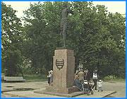 ></p><p class=c_tn>Руководители товарищества общественного самоуправления района Привокзальный провели встречу с населением вверенного им участка. В повестке мероприятия было два вопроса. Во-первых,  жителям обещали рассказать о криминогенной обстановке в районе. И, во-вторых, планировали обсудить общую ситуацию в стране, а попутно еще и проблему растления населения района Привокзальный, так, по крайней мере, уверяли расклеенные по домам объявления.</p><p class=c_tn>То ли по воле рока, то ли по чьему-то умыслу, проходила встреча рядом с памятником вдохновительницы Северного Союза рабочих и наиболее агрессивной большевички Ольги Варенцовой. У подножья революционерки - благодарные потомки. Руководитель ТОСа района Привокзальный -  убежденный коммунист и учитель истории одновременно, Михаил Канаев. Небольшая группа верного электората, да мальчишки из соседних дворов. О криминале в районе Привокзальный поговорить не удалось - сотрудники РОВД на встречу по каким - то причинам не явились. Жаль, говорят люди, обсудить есть что. Сетуют, что наркоманы одолели - все подъезды загадили. А недавно вообще труп расчленённый на территории района обнаружили. Впрочем, организаторы встречи не растерялись и в дело пошли домашние заготовки. Страна у края бездны,  экономика безнадежна, молодежь преднамеренно растлевают, власти вообще никакой нет. Выход рядом - голосуйте ЗА!!! Но, оказалось, что верный и подкованный  электорат на мякине не проведешь. Председателя ТОСа Канаева спрашивают: «Ну вот мы выбрали коммунистов, Тихонова, ну и что?» «Тихонов в области бесправный человек...Власти устроены так, что ни Грошев, ни Тихонов ничего сделать не могут...», - слышат они в ответ.</p><p class=c_tn>Видимо, окончательно запутавшись в политических джунглях, растерялся и учитель истории. Может быть и прав товарищ Канаев. Не все могут увидеть власть предержащие, а потому и не доходят руки до дел насущных. И что такое, по сравнению с грядущим апокалипсисом, который предвещает председатель ТОСа  - масса стилистических и пунктуационных ошибок на одном листе агитационных материалов. Ведь от этого жизнь населения района Привокзальный, слаще не станет. </p><p class=c_tn></p><p class=c_tn></p><p class=c_av>Андрей Кузьмичев</p>
	
		<div class=