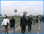 ></p><p class=c_tn>9 августа на аэродроме Северный  прошел военно-патриотический праздник Открытое небо. Он посвящен Дню воздушно-десантных войск и Дню военно-воздушных сил России. Около часа ивановцы простояли на пропускном пункте. Бдительные сотрудники правоохранительных органов проверяли их  карманы и сумки на наличие металлических  предметов и спиртных напитков. После тщательного осмотра люди направились на развлекательные аттракционы. Правда, шоу летающих  змеев не удалось из-за отсутствия ветра, а вот  желающих прокатиться  на воздушном шаре выстроилась целая очередь. В это же время проходила выставка десантной и авиационной ракетной боевой техники. По словам присутствующих,  все было подготовлено  на высшем уровне. </p><p class=c_tn>Торжественное открытие праздника состоялось в полдень. Поздравительные  речи произносили почетные гости из Москвы, а затем вручали подарки отличившимся на военном поприще. По словам высокопоставленных чиновников, патриотизм  -  это не пустой звук. И для развития у россиян чувства любви к Родине все методы хороши. В том числе и такие праздники.</p><p class=c_tn>Затем на глазах многотысячной публики свои умения  продемонстрировали десантники. Голубые береты боролись с условными противниками, взрывали гранаты и традиционно разбивали головами кирпичи. Это шоу они готовили в течение месяца.   </p><p class=c_tn>Праздник охраняли усиленные наряды милиции и военных. Милиционеры несли службу столь усердно, что  не допускали к ней  даже корреспондентов. Но несмотря на то, что вся территория аэродрома находилась под строжайшим наблюдением, ивановцы признаются, что напуганы возможным терактом. Настроение подпортил начавшийся дождь. Но для желающих лицезреть воочию звезд рок-музыки это не стало проблемой.</p><p class=c_tn>Группы «Би-2» и Смысловые Галлюцинации  вышли на сцену. А после концерта  звезды признались, что такой гостеприимной публики они не встречали уже давно</p><p class=c_tn>Но и здесь не обошлось без неприятностей. Желающие поближе разглядеть знаменитостей выбегали за ограждение и провоцировали беспорядки. Даже солист группы Смысловые Галлюцинации Сергей Бобунец призвал поклонников к дисциплине. </p><p class=c_tn>И вот конец праздника - ревущая толпа у автобусов музыкантов, слезы фанаток и многочисленные автографы, прощание со звездами и гуляния по ночному городу. </p><p class=c_tn></p><p class=c_av>Марина Тихомирова</p>
	
		<div class=
