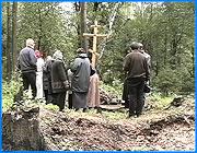 ></p><p class=c_tn>Едва не сорвалось открытие  мемориальной доски, связанной с памятью фабрикантов Каретниковых,  на здании шестой тейковской школы. Администрация школы неожиданно отказалась от установки памятного знака. Открытие  доски, приуроченное к Дням династии Каретниковых,  не было отменено  только благодаря усилиям добровольцев, - они установили ее своими силами. В конце прошлой недели впервые собрались представители разных ветвей  рода Каретниковых - потомков московских купцов, тейковских фабрикантов и ивановских мастеров. На кладбище в  селе Алферьеве, у разрушенного кладбищенского храма,  к этому дню установлен еще один крест - удалось документально подтвердить место захоронения Александры Каретниковой. </p><p class=c_tn>А сами потомки Каретниковых теперь изучают свою родословную в архивах. </p><p class=c_tn>Георгий Каретников, музыкант и продюсер телеканала Культура, родился в лагере политзаключенных. Супруга Георгия Каретникова, пианистка Екатерина Державина, дала в Тейкове концерт. Она исполняла  произведения уроженца Алферьева композитора Станчинского. Его считают одним из самых талантливых композиторов начала прошлого века. </p><p class=c_tn>Музыканты предложили областному управлению культуры провести фестиваль Станчинского, но получили отказ. И приехали, чтобы играть музыку композитора на его родине бесплатно - они считают это своим долгом. </p><p class=c_tn></p><p class=c_av>Василий Когаловский</p>
	
		<div class=