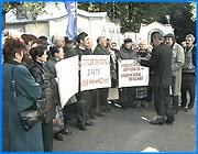 ></p><p class=c_tn>Около двухсот рабочих, врачей и педагогов  провели нынешнее утро не на рабочих местах, а на пикете возле администрации и законодательного собрания области. Из разных городов региона их привезли в Иваново для участия в общероссийской акции протеста профсоюзов. Профсоюзы пытаются воздействовать на Совет Федерации, потому что тот отверг  принятый Госдумой закон, который должен был приблизить уровень минимальной оплаты труда к величине прожиточного минимума. Однако участников акции, очевидно, недостаточно информировали, и они требовали уравнять эти цифры совсем. А среднюю зарплату повысить примерно втрое. </p><p class=c_tn>«Мы считаем, средняя зарплата должна быть 10 тысяч. Чтобы можно было жить, платить за квартиру, учить детей и нормально оздоравливаться, если есть в этом необходимость», - заявляют пикетчики. </p><p class=c_tn>В акции протеста  принимала участие молодежь, но, как выяснилось, это участники молодежной организации все при тех же профсоюзах. </p><p class=c_tn>Участники пикета направили письмо губернатору, а ним вышел его заместитель, Николай Зимин. Он от имени администрации поддержал требования пикетчиков. Но разговор тут же превратился в препирательства – не сошлись в определениях. Пикетчики называли губернатора господином, представитель администрации поправлял – нет, товарищ. </p><p class=c_tn>И только строители из Фурманова поглядывали на акцию профсоюзов со стороны, не прерывая работы. Они ремонтируют корпус областной администрации. Хотя их зарплата тоже невелика. </p><p class=c_tn>Пикет около здания законодательного собрания прошел спокойнее. Председатель Павел Коньков обещал отправить в Москву и требования пикетчиков, и аналогичные пожелания местных депутатов и посетовал, что область дотационная, даже на объявленное повышение зарплат пока денег наскрести не получается. Без двух минут одиннадцать площадка опустела. Пикетчикам оставалось только скатать в трубочку призывы и лозунги. </p><p class=c_av>Василий Когаловский</p>
	
		<div class=