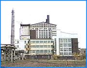 ></p><p class=c_tn>Газотурбинная энергетическая установка на Комсомольской ГРЭС получила путевку в жизнь. После длительных испытаний сделан шаг к промышленному производству высокоэкономичных газовых турбин. Первые две турбины займут свое место на Комсомольской станции.  Сегодня под почти пятнадцатилетней историей создания комплекса подводили черту представители РАО ЕЭС России, разработчики, энергетики и руководство области. </p><p class=c_tn>Акт подписания межведомственных приемочных испытаний - этакий аналог госприемки советских лет. Налет торжественности, двухчасовая программа. Правда, председатель правления РАО ЕЭС России Анатолий Чубайс, из-за большой занятости в правительстве, не приехал. Мероприятие выглядело бы дежурным, если бы не постоянные уверения конструкторов, что турбина ультрасовременная, не имеет аналогов и является основой для дальнейшего перевооружения российской энергосистемы.</p><p class=c_tn>Главным гвоздем программы, конечно, должен был стать приезд Чубайса. Журналисты разочарованы - пришлось довольствоваться гостями ранга поменьше. Впрочем, в их числе зам правления РАО ЕЭС Вячеслав Воронин, конструкторы установки и ее производители. Несколько минут у испытательного стенда. На кнопки нажимать научились - шутливо интересуются у сотрудников. В технические нюансы и преимущества нового комплекса вникают те, кто не успел сделать этого раньше. А члены комиссии еще раз уточняют ход испытаний.</p><p class=c_tn>Ну, какие пожелания у конструкторов, - спрашивает зам Чубайса. Поскорее начать производство турбин, - слышен ответ. Наступает время для подведения итогов.</p><p class=c_tn>«Без стенда, где обкатывались бы эти турбины, реально не было бы этого изделия», - говорит Вячеслав Воронин.</p><p class=c_tn>«Главная задача была не в том, чтобы он работал, а в том, чтобы мы реально запустили в серию этот парогазовый комплекс, который станет основой для технического перевооружения», - добавляет генеральный директор ОАО ИвэнергоВячеслав Смирнов.</p><p class=c_tn>Затем осмотр установки. Все здесь напоминают декорацию футуристического фильма. Сама машина впечатляет. Голоса членов комиссии, вопросы журналистов тонут в непрерывном гипнотическом гуле.</p><p class=c_tn>Именно здесь проходила обкатку первая газовая турбина нового поколения. На ее базе запустят серийное производство высокоэкономичных турбин, которые позволят снизить потребление газа на тридцать процентов. В условиях удорожания голубого топлива это означает быструю окупаемость проекта, в который уже вложено восемьдесят миллионов рублей.  </p><p class=c_tn>Спустя час - короткая пресс-конференция, как раз подъехал губернатор Тихонов. Сегодня он предельно краток, охрипшим от простуды голосом говорит о перспективах дальнейшей эксплуатации установки, о совместных планах с РАО ЕЭС, о том, что область, наконец, получит собственные источники энергии.</p><p class=c_tn>Для самого Комсомольска приемка турбины высокой комиссией прошла бесследно. Парадокс: технологическое чудо совершилось в городе, чья экономика охвачена депрессией, а многие  жители не имеют работы. </p><p class=c_tn></p><p class=c_av>Дмитрий Попов</p>
	
	    <div class=