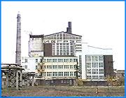 ></p><p class=c_tn>Газотурбинная энергетическая установка на Комсомольской ГРЭС получила путевку в жизнь. После длительных испытаний сделан шаг к промышленному производству высокоэкономичных газовых турбин. Первые две турбины займут свое место на Комсомольской станции.  Сегодня под почти пятнадцатилетней историей создания комплекса подводили черту представители РАО ЕЭС России, разработчики, энергетики и руководство области. </p><p class=c_tn>Акт подписания межведомственных приемочных испытаний - этакий аналог госприемки советских лет. Налет торжественности, двухчасовая программа. Правда, председатель правления РАО ЕЭС России Анатолий Чубайс, из-за большой занятости в правительстве, не приехал. Мероприятие выглядело бы дежурным, если бы не постоянные уверения конструкторов, что турбина ультрасовременная, не имеет аналогов и является основой для дальнейшего перевооружения российской энергосистемы.</p><p class=c_tn>Главным гвоздем программы, конечно, должен был стать приезд Чубайса. Журналисты разочарованы - пришлось довольствоваться гостями ранга поменьше. Впрочем, в их числе зам правления РАО ЕЭС Вячеслав Воронин, конструкторы установки и ее производители. Несколько минут у испытательного стенда. На кнопки нажимать научились - шутливо интересуются у сотрудников. В технические нюансы и преимущества нового комплекса вникают те, кто не успел сделать этого раньше. А члены комиссии еще раз уточняют ход испытаний.</p><p class=c_tn>Ну, какие пожелания у конструкторов, - спрашивает зам Чубайса. Поскорее начать производство турбин, - слышен ответ. Наступает время для подведения итогов.</p><p class=c_tn>«Без стенда, где обкатывались бы эти турбины, реально не было бы этого изделия», - говорит Вячеслав Воронин.</p><p class=c_tn>«Главная задача была не в том, чтобы он работал, а в том, чтобы мы реально запустили в серию этот парогазовый комплекс, который станет основой для технического перевооружения», - добавляет генеральный директор ОАО ИвэнергоВячеслав Смирнов.</p><p class=c_tn>Затем осмотр установки. Все здесь напоминают декорацию футуристического фильма. Сама машина впечатляет. Голоса членов комиссии, вопросы журналистов тонут в непрерывном гипнотическом гуле.</p><p class=c_tn>Именно здесь проходила обкатку первая газовая турбина нового поколения. На ее базе запустят серийное производство высокоэкономичных турбин, которые позволят снизить потребление газа на тридцать процентов. В условиях удорожания голубого топлива это означает быструю окупаемость проекта, в который уже вложено восемьдесят миллионов рублей.  </p><p class=c_tn>Спустя час - короткая пресс-конференция, как раз подъехал губернатор Тихонов. Сегодня он предельно краток, охрипшим от простуды голосом говорит о перспективах дальнейшей эксплуатации установки, о совместных планах с РАО ЕЭС, о том, что область, наконец, получит собственные источники энергии.</p><p class=c_tn>Для самого Комсомольска приемка турбины высокой комиссией прошла бесследно. Парадокс: технологическое чудо совершилось в городе, чья экономика охвачена депрессией, а многие  жители не имеют работы. </p><p class=c_tn></p><p class=c_av>Дмитрий Попов</p>
	
		<div class=