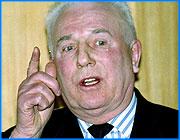 ></p><p class=c_tn>Будет ли у бюджетников достойная зарплата? Об этом шла речь на встрече лидеров ивановских профсоюзов с членом верхней палаты российского парламента Владимиром Гусевым, который представляет Ивановскую область в Совете федерации. В среду парламентарии должны решить судьбу закона о новом минимальном размере оплаты труда. То, что сами бюджетники думают об этом законе, для сенатора оказалось неожиданностью. Главное сейчас, говорит сенатор, чтобы закон был принят. А то, что выгоды от него невелики, предложил воспринимать как данность. Новый МРОТ - это шестьсот рублей вместо прежних четырехсот пятидесяти. Или чуть больше - если регион в состоянии доплачивать из собственного бюджета, что маловероятно. Увеличится ли размер социальных выплат с учетом новой минималки? Нет, - отвечает сенатор. Возможна ли еще какая-то индексация зарплаты в будущем году? Нет, - отвечает сенатор. Позвольте, недоуменно спрашивают из зала, какой же тогда нам прок от этого закона.</p><p class=c_tn>Сенатор уточняет: нынешний закон якобы только первый шаг, и начинает туманно рассказывать о стратегии парламентариев. Суть ее в том, чтобы в некоей перспективе минимальная зарплата сравнялась с прожиточным минимумом. Когда? - спрашивают профсоюзные работники. Все будет зависеть от воли президента, - отвечает сенатор. </p><p class=c_tn> «За это предстоит большая борьба. Сопротивление мы встречаем огромное. Но будем работать над решением этой проблемы», - обещает Владимир Гусев</p><p class=c_tn>Профсоюзные работники разочарованно говорят: надоело слышать слово борьба, и призывали не скромничать, а быть посмелее. </p><p class=c_tn>Упрек в излишней скромности сенатор признал, но от идеи борьбы не отрекся. А в доказательство того, что ведет эту борьбу со всех трибун, пообещал привезти в следующий раз подшивку газет со своими политическими выступлениями. </p><p class=c_tn></p><p class=c_tn></p><p class=c_av>Дмитрий Попов</p>
	
		<div class=