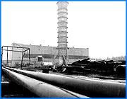 ></p><p class=c_tn>Ивановцы будут жить в квартирах с частичными удобствами еще некоторое время. С отсутствием горячей воды в течение всех летних месяцев горожане смирились, оставалась надежда на 1 октября. Именно в этот день власти обещали порадовать горячей водой. Но, похоже, чуда не случится. Сегодня на комитете по бюджету депутаты гордумы в очередной раз пытались выяснить – когда, наконец, можно будет пользоваться благами цивилизации.</p><p class=c_tn></p><p class=c_tn>Гардероб на первом этаже Ивановской мэрии. Большинство крючков пусты. По словам сотрудников муниципалитета, гардеробщица приступит к работе первого октября. Но одежду снимать на входе не придется - отопительный сезон в этот день не начнется.  Не появится и горячая вода в ивановских квартирах, как было обещано властями. В комитете по бюджету гордумы даже не внесли эти вопросы в повестку дня. Но тема всплыла как бы сама собой. Главный казначей, Игорь Старкин, видимо, связан в сознании депутатов с горячей водой и отоплением. Будет ли хотя бы что-нибудь из этих удобств в ближайшее время? - спрашивают избранники вслед за избирателями. Горячей воды первого числа не будет точно. Она появится вместе с теплом в батареях. Отсюда вытек второй вопрос - а когда будет тепло в батареях? Здесь все сложнее. Денег на это в бюджете нет, ни в городском, ни в областном. </p><p class=c_tn> «Мы помощи извне такой не получили, и сегодня рассчитываем только на свои силы, - сообщил Игорь Старкин, - а свои силы достаточно ограничены, и городской администрации, и городской думы. И поэтому с говорить такой уверенностью, как в прошлые годы, что да, все найдено, что источники определены, сегодня не приходится. Поэтому рассматривается несколько вариантов». </p><p class=c_tn>Назвать эти варианты Игорь Вадимович не решился. Говорит, озвучим, а потом не получится, как уже бывало. И посыплются упреки в адрес мэра. Но можно предположить, что внебюджетным источником вновь окажутся коммерческие банки. И главный секрет всей сделки, скорее всего - залог под кредит. Тем не менее, мэр уже дал своим подчиненным задание подготовить распоряжение о начале отопительного сезона. </p><p class=c_tn></p><p class=c_av>Сергей Хохлов</p>
	
		<div class=