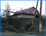 ></p><p class=c_tn>Вчерашний  ураган добавил хлопот и энергетикам и работникам предприятия по озеленению города. Уже утром ивановцы начали звонить в «Горзеленстрой», сообщая о том, где шквальный ветер повалил деревья. К середине дня бригады сделали 16 выездов, но это только третья часть всего объема заявок, поступивших от горожан. В сквере на площади Генкиной расщепило клен. Дерево крепкое, хоть и посажено тридцать лет назад. Но и оно не выдержало мощного порыва ветра. Теперь его распилят, чтобы вывезти по частям.</p><p class=c_tn>Звон электропил в этот день звучал с самого утра. На улице пролетарской разломило липу. На перекрестке Окуловой-Сосневской рябина упала на проезжую часть, на улице Люлина дерево рухнуло поперек тротуара. Ситуации везде разные: где-то повалило ствол, где-то сук повис на проводах. Работники «Горзеленстроя» говорят: счет уже пошел на десятки кубометров, за утренние часы выработали двухдневную норму топлива, а заявки все поступают и поступают.</p><p class=c_tn>На улице Сосневской пришлось валить березу - ветром отломило здоровый сук, он упал на линию электропередач, произошло замыкание. Сейчас этот район без света. Останки березы закидывают в грузовик. Стихия наносит удары беспорядочно. И если в центре города посадки плотные и деревья как бы держатся друг за друга, то на окраинах урагану не могут противостоять даже вековые стволы.</p><p class=c_tn>Шквалистый ветер не только крушит и ломает, но попутно выполняет и санитарную функцию, очищая посадки от старых деревьев. В местечке Лесное каждый ураган собирает богатую жатву. Только вот распилить все поломанные  стволы сразу не получится, но дойдет очередь и до них. </p><p class=c_tn>По информации предприятия «Ивгореэлектросеть» результатом шторма стали двести пятьдесят аварий на линиях электропередачи. Для их устранения создано одиннадцать дополнительных бригад, которые будут работать даже ночью. На семнадцать часов  среды оставались не устраненными девяносто аварий. Сумма ущерба пока неизвестна.</p><p class=c_tn></p><p class=c_tn> </p><p class=c_av>Дмитрий Попов</p>
	
		<div class=