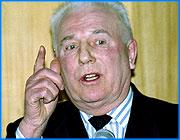></p><p class=c_tn>Лжепредложением назвал идею объединения Ивановской и Ярославской областей сенатор Владимир Гусев. Сегодня член Совета Федерации от Ивановской области встречался со студентами и преподавателями химико-технологического университета. Владимир Кузьмич сам в прошлом химик. Был заместителем председателя правительства по химико-лесному комплексу. Но разговора на профессиональные темы не вышло. Сенатор спрашивал профессоров - сколько же сейчас химволокна производится в России. Хотя сам член одной из академий. Весь разговор - о политике. Очень общий, без конкретики.</p><p class=c_tn>Из преподавателей пришли те, что в возрасте и радеют за левую идею. Поэтому Владимир Гусев нажимал на то, что руководил в прошлом Саратовским обкомом. И старался окружить себя ореолом героики .</p><p class=c_tn>«В 91-м я  и мои товарищи были подвергнуты все арестам. И отвечали за свое, и боролись за Советскую власть», - сообщил присутствующим  Владимир Гусев.</p><p class=c_tn>Упоминать о долгом членстве в партии Жириновского сенатор не стал. Студенты начали расходиться, зал пустел стремительно. А разговоры все велись о патриотическом союзе и наказании команды Ельцина. Положение едва не спас вопрос о слиянии областей.</p><p class=c_tn>«Конечно, Ярославская область сейчас по уровню развития, и экономического и социального выше, чем Ивановская область. Отсюда происходит такое лжепередложение. Ничего официального по этому поводу нет», - прояснил он ситуацию. О том, что объединением регионов Кремль собирается заняться сразу после выборов, сенатор умолчал. И от критики партии власти тщательно воздерживался. </p><p class=c_av>Василий Когаловский</p>
	
		<div class=