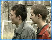 ></p><p class=c_tn>Обеспечить необходимое число призывников с каждым годом становится труднее - все больше ребят отсеиваются по здоровью. Один из основных показателей - недостаточный вес. Чтобы не лишать армию пополнения, военкоматы придумали оригинальный выход - отправлять худосочных ребят в санатории и откармливать их там за счет областного бюджета. В одном из пансионатов области на побережье Волги программу высококалорийного питания сейчас выполняют двадцать пять призывников. Из двадцати пяти ребят требование командира подтянуться шесть раз выполнили единицы. Не хватает сил. Да и желания. Мальчишки приехали сюда отдохнуть. На будущих солдат совсем не похожи. Капитан третьего ранга Александр Симаков здесь скорее воспитатель, чем командир. Да и задача перед ним стоит особая. За три недели  ребята должны прибавить в весе. Поэтому условия созданы пансионные, не можешь, не хочешь - не напрягайся.</p><p class=c_tn>Одни натирают мозоли канатом, другие на качелях укрепляют вестибулярный аппарат. Потом игры на свежем воздухе, если погода позволяет и процедуры. Каждый по приезду прошел медицинский осмотр. Давление, рост, вес - все под контролем. Ежедневно чаи на травах и кислородные коктейли - полезно для кишечника. По желанию массаж - общеукрепляющий. На страже здоровья и веса призывников стоит медсестра Елена Лепадная. Говорит, что с поставленной задачей справляется. Предыдущая группа призывников перед совместными усилиями командира, медиков и поваров не устояла – вес призывники набрали.</p><p class=c_tn>Каждому призывнику в день больше четырех тысяч калорий - условие соблюдается неукоснительно. Питание пятиразовое. В рационе обязательно мясо, фрукты, йогурты. Вот примерное обеденное меню: свекольный салат, суп гороховый с мясом и гренками, макароны с печенью, компот. Ребята признаются – кормят сытно, но вечером, когда начинается более активный образ жизни есть все-таки хочется. </p><p class=c_tn>Чем ребята так активно занимаются вечером, выяснилось лишь потом. Сначала рассказывали о совместных просмотрах фильмов в актовом зале, об игре в настольный теннис и бильярд. Потом признались - девчонки приходят местные с ними развлекаемся. </p><p class=c_tn>По словам Андрея, девчонки из соседней деревни достались им по наследству - от предыдущей группы. Слишком худые для армии, у селянок призывники пользуются немалым спросом. На тумбочке зубная паста, щетка, пачка сигарет - уже не пионерский лагерь, но еще и не армия. А рядом на кровати - непонятный зверек, детский талисман, с которым скоро простятся навсегда. </p><p class=c_av>Татьяна Суханова</p>
	
		<div class=