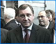></p><p class=c_tn>Сегодня в Иваново прибыл с визитом заместитель председателя российского правительства Борис Алешин. Первую половину дня вице-премьер посвятил поездкам по машиностроительным предприятиям губернии. И встретился с директорами ведущих станкостроительных компаний со всей России. В аэропорту вице-премьера встречали все первые лица области: губернатор, его заместители, председатель ЗС, начальники губернских УВД и ГАИ. Гость задерживался. Спустя сорок пять минут после назначенного срока в небе показался самолет. Это первый Ту-134, который принимает ивановский аэропорт после открытия. </p><p class=c_tn>Вице-премьер широкой публике малоизвестен. Борис Алешин пришел в Белый Дом с поста главы Госстандарта России. Он родился в Москве, закончил Физико-технический институт, имеет более ста научных трудов. Пост зампреда занимает с конца апреля. Курирует промышленность. Одна из целей визита в Иваново - совещание директоров предприятий машиностроительной отрасли. Первый пункт назначения - ИЗТС. Полчаса по цехам - краткое знакомство с жизнью завода и новыми разработками, уже виденными на сентябрьской машиностроительной выставке в Москве.</p><p class=c_tn>Чуть позже состоялось совещание. Борис Алешин призывает к разговору о проблемах - в чем и как государство может оказать машиностроителям помощь. Его совет: поменьше рекламы побольше разумных предложений. </p><p class=c_tn>Совещание открытое, но видеосъемка запрещена. Так распорядилась пресс-служба вице-премьера. Может быть опасалась избытка эмоций в речах машиностроителей. Каждое выступление - мольба о помощи. И целый свиток проблем. Грабительские таможенные пошлины на импортные комплектующие для станков. Перекрестное субсидирование; новый законопроект, заставляющий предприятия выкупать землю, отсутствие госзаказов и инвестиций. И еще многое другое. </p><p class=c_tn>Однако,  выяснилось, правительство может немногое. По словам вице-премьера, протокол последнего заседания по проблемам промышленности нереальный на половину. Таможенные пошлины останутся грабительскими, налоги и энерготарифы высокими. Единственное, что реально - немного увеличить долю госзаказа. </p><p class=c_av>Татьяна Суханова</p>
	
		<div class=