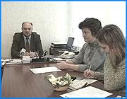 ></p><p class=c_tn>ДАО, или Детское акционерное общество - так будет именоваться новое бизнес-предприятие, в состав которого войдут ивановские школьники от 14 до 18 лет. Проект, получивший название Наследники и пока не имеющий аналогов в России, стартует 5  ноября, а уже в начале следующего года должен пройти юридическую регистрацию. Сегодня авторы идеи давали пресс-конференцию журналистам. Если точнее, то это будет ДЗАО - детское закрытое акционерное общество. Задумка, по словам инициаторов, принципиальная - организация закрытого типа позволит оградить детей от излишней опеки взрослых, дабы акции предприятия потом не разгуливали направо и налево. В пилотную группу войдут как минимум двадцать пять школьников, а стартовая стоимость пакета акций составит четыреста рублей. Еще одно условие - по исполнении восемнадцати лет участник проекта обязан будет продать свой пакет акций и уступить место другому человеку.  Этот, ДРУГОЙ, сможет прийти в ДЗАО только на условиях конкурса.</p><p class=c_tn>«Безусловно, мы рассчитываем, что это будут дети действующих предпринимателей, поэтому программа не случайно названа наследники. То есть сейчас мы подходим к такому времени, когда родители, создав свой бизнес, задумываются, кому передать его», - говорит автор проекта Алексей Каталов.</p><p class=c_tn>Чем же будет заниматься детское предприятие? Да хоть мойкой машин, говорят авторы проекта, лишь бы придать ей цивилизованную форму. В любом случае, школьники будут осваивать те экономические ниши, которые их взрослым коллегам малоинтересны. Понятно, что новому предприятию придется столкнуться с уже существующими гос- и бизнес структурами. Где не обойтись без конфликтов и юридических споров. Нынешние дети рано взрослеют, и задача проекта, цитирую, ВТОЛКНУТЬ их в реальную жизнь. Работа уже началась: в ряд ивановских школ  дали рекламу и говорят - есть отклики.</p><p class=c_tn>Будет ли предприятие целиком убыточным или все-таки завоюет свое место на рынке, авторы идеи не загадывают. Пока, до конца года, сделают упор на теоретическую подготовку школьников. Ведь в дальнейшем за свои дела им придется отвечать по полной программе. Стратегия, совет директоров, управленческие решения и, возможно, даже зарплата в конвертах - все в новом ЗАО будет как у взрослых. Вплоть до уголовной ответственности. </p><p class=c_av>Дмитрий Попов</p>
	
		<div class=