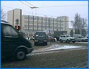 ></p><p class=c_tn>После интенсивного снегопада последних дней, сегодня утром на ивановских дорогах наблюдалась ледяная корка. Из-за гололеда движение транспорта в первой половине дня было затруднено, но затем ситуация нормализовалась. Однако, судя по прогнозу синоптиков, в ближайшие дни гололед сменится интенсивной оттепелью. Пока  прогнозы расходятся с реальностью. На сегодня были обещаны мороз и слабый снег. На самом деле, выпало более десяти миллиметров осадков. Лужи на дорогах соседствуют с ледяным накатом. Уборочная техника занята и находится на маршрутах, - сообщили в мэрии.</p><p class=c_tn>«К этой ситуации мы готовились. 10 единиц снегоуборочной техники - комбинированных дорожных машин у нас на круглосуточном дежурстве. Остальные 14 единиц, которые мы имеем, сейчас переоборудуются с летнего варианта на зимний», - уверил директор МУП по санитарной уборке города Александр Андреев.</p><p class=c_tn>На самом деле, техники - грейдеров, тракторных снегоочистителей и комбинированных машин - не хватает. А обязанности убирать городские магистрали распределены между тремя хозяйствами. Одно из них, Дормострой,  еще несколько лет назад накапливало новую технику у себя, стараясь вытеснить конкурентов. А сейчас ушло с этого рынка. </p><p class=c_tn>В интервью корреспонденту IvanovoNews Александр Андреев сообщил, что несколько единиц техники было продано: «5 или 7 единиц, было продано, по моим данным - в Костромскую область. И на сегодняшний день это предприятие не имеет комбинированных дорожных машин. И тот объем, в пределах трехсот тысяч квадратных метров, который оно обслуживало, на сегодняшний день остался неохваченным». </p><p class=c_tn>Между тем, на ближайшем заседании городской Думы депутатам предложат  вложить бюджетные средства в закупку машин для «Дормостроя». На прошлой неделе этот вопрос уже был обкатан на комитетах Думы. Пока уборка неохваченного объема возложена на МУП по санитарной уборке и дорожно-эксплуатационное управление. У них техника подчас двадцатилетней давности, хотя пока на ходу. В эти дни серьезных проблем на дорогах не было. Но если после оттепели ударит мороз, заторы весьма вероятны. А пешеходам сейчас стоит беречь не только ноги, но и головы. На краях  крыш уже нависли сосульки и большие комья снега. </p><p class=c_tn></p><p class=c_tn><b>P.S. </b>Пресс-центр ГИБДД сообщает, что в выходные количество аварий увеличилось на 25 процентов. Среди причин ДТП называют то, что многие водители еще не успели перейти на зимнюю резину. Не справился с управлением - самая распространенная запись последних дней в милицейских протоколах. Всего по области зарегистрировано двадцать ДТП. Пострадал тридцать один человек. Причем полученные травмы довольно серьезные. Это и перелом позвоночника, черепно-мозговые травмы, сотрясения. Немало пострадавших и среди пешеходов.</p><p class=c_tn></p><p class=c_tn></p><p class=c_av>Василий Когаловский</p>
	
		<div class=