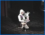 ></p><p class=c_tn>Завершился международный фестиваль театров кукол «Муравейник». Зрителям было представлено больше десятка представлений, в том числе и непривычные ивановцам кукольные спектакли для взрослых. Стеб в стиле фламенко, - в шутку говорили об одном из театральных действий. В одно мгновение зрители очутились в Испании конца восемнадцатого века. Чтобы стать свидетелями приключений знаменитого Севильского цирюльника. И Фигаро вновь сумел  удивить. Точнее необычная трактовка этого образа. Фантазия по Пьеру Огюстену Бомарше в ритме фламенко - говорится в программке. Стеб в стиле фламенко - подтверждает режиссер спектакля Юрий Фридман. Перед вами Фигаро НАШЕГО времени, пусть в прежней исторической ситуации.</p><p class=c_tn>Плутовская комедия, в которой отстаивается право на любовь. В борьбе с герцогом за свою невесту все средства хороши. Современный мотив - даже угроза огласки нелицеприятных замыслов в СМИ. На ивановской сцене - рупором гражданских позиций Фигаро становится... редакция газеты «Рабочий край».</p><p class=c_tn>Часовое театральное действо - вихрь страстей и испанской музыки, хитросплетение интриг и судеб. Все это приправлено перченным языком пьесы. Жесты, шутки на грани фола - неожиданная для кукольного спектакля ироническая эротичность персонажа. </p><p class=c_tn>Написанный специально для этой актерской пары, спектакль стал их исповедью. Критики признали, что известный сюжет лишь необходимый фон для автопортрета. Фигаро тут, Фигаро там, как и сам Станислав Железкин, актер, режиссер, художественный руководитель театра, профессор Ярославского театрального института, педагог мастер-классов во Франции. Только что был на сцене и вот уже занавес: «Ну что вы сидите раз не сказали что финал думаете еще не все закончилось пора вырубать фонарь а то  говорят тарифы снова подорожают».</p><p class=c_tn></p><p class=c_tn></p><p class=c_av>Татьяна Суханова</p>
	
		<div class=
