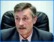 ></p><p class=c_tn>В Иванове завершился конкурс среди владельцев маршрутных такси на право заключения договоров с мэрией. Итоги были оглашены на пресс-конференции первого заместителя главы города Сергея Бразера. В этом году на участие в конкурсе было подано сто двадцать девять заявок от предпринимателей и юридических лиц. Участникам были предложены двадцать шесть маршрутов. Самым популярным из них оказался сороковой: 52 заявки на 21 место. На 23-й маршрут желающих не оказалось. В результате конкурса за бортом остались более ста пятидесяти машин. Как пояснили члены комиссии, это произошло  потому, что перевозчики выставили на конкурс больше Газелей, чем положено. В будущем году официально в городе будут работать триста двадцать четыре маршрутных такси. Но журналисты повернули разговор на другую тему- повышение стоимости проезда. Как выяснилось, полномочиями по регулированию тарифов обладают только федеральные власти. А поэтому местным остается только пожимать плечами. </p><p class=c_tn>«Власть-то да, но она не распространяется  как бы вам хотелось. А может быть и мне хотелось - везде и всеми руководить», - объяснил Сергей Бразер.</p><p class=c_tn>Чиновники признаются, что сделать в сложившейся ситуации ничего не могут. Ассоциация перевозчиков - организация общественная, а не юридическая. И спрос с них невелик.</p><p class=c_tn>Повышение тарифов Сергей Бразер несчастьем для горожан не считает. Город, по его словам далеко не нищий: «Я не думаю, что здесь какая-то трагедия. Нет возможности - тогда не надо ездить».</p><p class=c_tn>Особой новостью рост цен на проезд в маршрутках для администрации, скорее всего не стало. Еще в июле на встрече с перевозчиками представители мэрии сами предложили повысить тарифы. По крайней мере, так утверждают хозяева Газелей.  </p><p class=c_tn></p><p class=c_tn></p><p class=c_av>Олеся Чирко</p>
	
		<div class=
