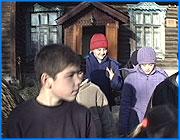 ></p><p class=c_tn>Между сотрудниками панеевской сельской школой и руководством отдела образования ивановского района развивается серьезный конфликт. Районная администрация издает предписания о закрытии школы. Учителя, родители и дети - против. Сегодня на встрече стороны к согласию прийти не смогли. Золотые дети. Двадцать три ученика. Годовые расходы на содержание заведения - 900 тысяч рублей. В месяц получается более четырех тысяч на одного ребенка. Для ивановской районной администрации такие расходы не по силам. Этот факт директор школы называет реальной причиной действий властей. Официальный предлог - предписание пожарных. Чтобы полностью выполнить их требования, требуется 300 тысяч рублей. Это по минимуму. В идеале - отстроить новое, каменное здание. С повышенной огнестойкостью.</p><p class=c_tn>Сотрудники Панеевской школы считают, что с точки зрения противопожарной безопасности можно закрыть любое заведение: больницу, библиотеку, клуб. Все они деревянные.</p><p class=c_tn>На самом деле,  кажется странным, что с постановлением пожарных о закрытии школы ее персонал ознакомили через два месяца  после подписания. На документе значится девятнадцатое августа. Учителям его показали в октябре. Как раз после того, как в районе сгорела другая деревянная школа, в деревне Коцино. Глава районо отрицает какую-либо связь с этим событием. При этом на камеру разговаривать отказывается. А вот директор школы Нина Шилова говорит, что попытка закрыть школу - не первая и не последняя: «Над нами довлеют уже 3 года. То нас реструктуризировать хотели, то у нас теперь правила не соответствуют. Через месяц еще что-нибудь придумают... Еще что-то у нас не так. Об этом должны были говорить летом, когда принимали школу». </p><p class=c_tn>Если школу закроют, то работу потеряют двадцать три человека, включая обслуживающий персонал. Найти педагогическую вакансию во время учебного года нереально. Планы возить детей в коляновскую школу на автобусе не устраивают ни детей, ни родителей.</p><p class=c_tn>На школьном собрании было принято два противоположных решения. Родители постановили - школе быть. А начальник районо дала такое указание – 12 ноября привезти учеников в коляновскую школу. С личными делами. </p><p class=c_av>Сергей Хохлов</p>
	
		<div class=
