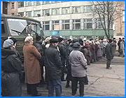 ></p><p class=c_tn>Очередной этап кризиса в текстильной отрасли. Сегодня у стен теперь уже бывшей Дмитриевской мануфактуры развернулся стихийный пикет. Рабочие фабрики - тоже бывшие - требовали погасить долги по заработной плате. </p><p class=c_tn>Десять утра. У проходной - человек тридцать-сорок. Похоже, самых отчаянных. Тактики действий еще нет. Есть только обида. Последний раз зарплату получали в сентябре прошлого года. У некоторых долги больше тридцати тысяч. Это уже третья попытка встретиться с конкурсным управляющим. По телефону отвечают, что она еще не подъехала. Минута растерянности - и тут созрело решение. Идти перекрывать дорогу. </p><p class=c_tn>Балашовка. Фабрика, уже ставшая символом текстильного кризиса в регионе. А сегодня она еще и символ социального протеста. Прежние попытки мирными способами добиться правды результатов не дали. И вот - люди решились на радикальный шаг.</p><p class=c_tn>Людям страшно - ложиться под колеса ни у кого охоты нет, да и не поспоришь с многотонными грузовиками. Но стоять до конца, кажется, намерены все. Водители пошустрее едут в объезд. Те, что двинулись напрямую, после коротких стычек вынуждены уступить. Наконец, прибывшие на место событий сотрудники ДПС направляют поток по соседним улицам. У пикетчиков больше вопросов, чем требований. Главное здание фабрики продано, станки распиливают и вывозят на металлолом - но куда идут эти деньги? «Нас беспокоит то, почему конкурсные управляющие разрешили нашему бывшему директору Ермолаевой уйти безнаказанно от того, что она вот фабрику оставила и народ без всего», - говорят пикетчики.</p><p class=c_tn>И вот результат - управляющий приглашает к себе инициативную группу. Пять человек направляются в здание. Холодный кабинет с выцветшими стенами. Беглое знакомство. Елена Пухова говорит, что сама из рабочей семьи и ей понятны проблемы пикетчиков. Но надо разобраться в процедуре. В начале декабря начнутся торги по продаже имущества предприятия - деньги будут сразу направлены на погашение долга по зарплате. Раньше никак. Пухова говорит убедительно. Если ваши слова - правда, пикетов больше не будет, обещают рабочие. Теперь осталось только объявить об этом решении людям. На улице последние  переговоры о дальнейшей тактике. Первого декабря пикетчики вновь придут к стенам фабрики. А сейчас обнадеженные - потому что надеяться на что-то надо - люди уходят по домам, площадка перед входом пустеет. </p><p class=c_av>Дмитрий Попов</p>
	
		<div class=