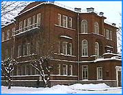 ></p><p class=c_tn>Ускорить или затормозить принятие закона о  поддержке текстильных предприятий решала сегодня  специальная комиссия в Законодательном собрании области. Судя по всему, единства мнений на этот счет пока нет и в областной администрации.</p><p class=c_tn>Предложения разработать областной закон о поддержке текстильных предприятий депутаты высказывали давно, когда многие фабрики были еще на плаву. Теперь в администрации доработали проект закона об этой господдержке и направили его депутатам. Тут же сами чиновники высказались за четырехпроцентные налоговые льготы фабрикам. Депутаты оказались на перепутье - нужен ли закон или льгот достаточно. Из разных отделов администрации поступали противоречивые сигналы. </p><p class=c_tn>Депутаты решили закон все-таки довести до ума, авось пригодится. Тем более, с предприятий уже поступили предложения и поправки к тексту. И столкнулись с тем, что неясно, кто должен получать поддержку - все фабрики, работающие фабрики, холдинги, а, может быть, и хлопковые магнаты?</p><p class=c_tn>«А почему оптовая продажа хлопка? Давайте подумаем, это вопрос дискуссионный. С одной стороны, льготы для оптовых продавцов хлопка должны вроде бы снизить стоимость сырья...», - предположил Андрей Кабанов.</p><p class=c_tn>Многие пункты законопроекта, подобно этому, еще будут доработаны и подробно расписаны, нынешнее заседание - не последнее. А пока администрация объявила, что собирается ввести реестр предприятий. Кто туда запишется, тот и льготы получит. И этот реестр якобы надо тоже принять как закон.</p><p class=c_tn>Пока договорились, что заявят в законе такие меры поддержки, как инвестиции из областного бюджета, льготы по налогам и возмещение части процентной ставки по займам. А совсем голословные декларации из текста выкинут. Между тем, остается неизвестным когда этот законопроект вынесут в повестку дня Пленарного заседания. Возможно после Нового года. Сегодня всего 9 текстильных предприятий Ивановской области платят налоги, причем ощутимые суммы поступают только с трех. Остальные на боку или ушли в тень.</p><p class=c_tn></p><p class=c_av>Василий Когаловский</p>
	
		<div class=