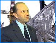 ></p><p class=c_tn><b>- Александр Васильевич, как вы оцениваете ситуацию, которая сложилась сегодня между “Ивгортеплоэнерго и “Ивэнерго?</b></p><p class=c_tn>- Ситуация сложная. Я не хочу преждевременно запугивать ивановцев предстоящими отключениями, потому что мы с руководством «Ивгортеплоэнерго»  ищем все возможные и даже может быть невозможные варианты решения этой проблемы. Но на сегодня образовался долг за текущее потребление, поэтому возможно ограничение по подаче тепла в город.</p><p class=c_tn><b> Есть ли какие-то определенные варианты выхода из сложившегося положения?</b></p><p class=c_tn>- Первый определенный вариант: ивановцам надо понять, что, если не будет оплачивать потребленное тепло, то его просто не будет. А население должно сегодня значительные суммы. Я обращаюсь к ивановцам. Задумайтесь, в каких квартирах лучше жить, в теплых, как сейчас, или в холодных, как было уже не раз. И немедленно посмотреть, оплатили ли вы за квартиру. Твердых решений по выделению бюджетных средств нет. Средства бюджета мы вынуждены были использовать для погашения старой задолженности в октябре месяце, чтобы вовремя начать отопительный сезон. Мы взяли кредиты, но бесконечно это продолжаться не может.</p><p class=c_tn><b>- То есть в бюджете на данный момент денег нет?</b></p><p class=c_tn>- В бюджете денег нет. Бесконечно доить бюджет и продолжать думать, что все решиться само собой – это значит, уподобляться страусу. Спрятали голову в песок, не платим за потребленные энергоресурсы и думаем, что все обойдется. А может и не обойтись.   </p><p class=c_tn><b>- На какой период население может остаться без тепла?</b></p><p class=c_tn>- До тех пор, пока не войдем в график платежей. Юридически “Ивэнерго, если введет ограничения, будет право, поэтому каких-то претензий предъявлять к руководству “Ивэнерго я не могу. Это их право действовать в соответствии с законом, заставлять потребителей оплачивать отпущенное тепло.</p><p class=c_tn><b>- Когда можно ожидать отключения?</b></p><p class=c_tn>- В любой момент. Руководство “Ивэнерго действует по закону. Есть два периода платежа. Они уже в общем-то прошли. И сегодня тепло в квартирах есть только доброй воле руководства “Ивэнерго.</p><p class=c_tn><b>- Какая часть задолженности на сегодня погашена?</b></p><p class=c_tn>- Выплатили 20 миллионов рублей из 80. Это слишком мало для того, чтобы чего-то требовать от руководства “Ивэнерго. Просить мы можем, а требовать не имеем права. У нас нет для этого оснований.</p><p class=c_av>IvanovoNews</p>
	
		<div class=