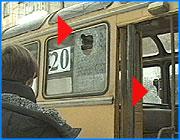 ></p><p class=c_tn>Продолжаются криминальные разборки между частными перевозчиками. Дело дошло до расстрела машин конкурентов. Вчера вечером в Иванове был обстрелян автобус «ПАЗ», принадлежащий ЗАО Экспресс-Сервис. Автобус следовал по двадцатому  маршруту. В салоне находились пассажиры.</p><p class=c_tn>Водители и владельцы маршруток утверждают, что на их жалобы  милиция не реагирует, и то, что дело дошло до стрельбы, результат предсказуемый. Вчера в 18 часов 40 минут на перекрестке улиц Шубиных и Любимова был обстрелян автобус ПАЗ с пассажирами. Чудом спаслась сидевшая у окна женщина. В этот момент в салоне находись порядка пятнадцати человек. То что это был именно выстрел  утверждают свидетели и водитель автобуса. Затем, преступник скрылся в лесу. </p><p class=c_tn>«Внезапно я услышал хлопок. И подумал что спустило колесо. Вибрации никакой не пошло. А пассажиры закричали: в нас стреляют. Я резко остановился. Выбежал, посмотрел вокруг. Ни кого не увидел», - рассказал  водитель автобуса ПАЗСергей Гундаров. Владелец автобуса предположил, что стреляли в водителя или кондуктора. Характерные «пробоины» позволили сделать вывод – стреляли сверху.</p><p class=c_tn>Обычным камнем пробить автобус насквозь просто не реально - говорит водитель. Судя по траектории,  разбить твердым предметом и на одном уровне оба стекла нужна не человеческая сила. Однако у милиционеров другая версия. Они утверждают, что  это был обычный камень. Поэтому вопрос о возбуждении уголовного дела остается открытым. Криминал пришел к власти - так сегодня это происшествие назвал начальник управления по связи Валерий Сотов. Не секрет, что часть ПАЗов и «Газелей» продолжают перевозить пассажиров  без письменного согласия городской администрации. Количество машин настолько велико, что больше года маршрутчики не могут поделить этот рынок. В начале,  в адрес друг друга звучали устные угрозы. Затем, конкуренты перешли к физической расправе - дело дошло до драки.  </p><p class=c_tn>«На отдельных маршрутах была коллективная свара. Были прямые явные угрозы владельцам 20 маршрута. В адрес в основном водителей поступали эти угрозы. А потом на предпринимателей, которые на них работали», - говорит Сергей Хватов исполнительный директор ЗАО Экспесс-Сервис.</p><p class=c_tn>По словам частных предпринимателей, на втором, двадцатом и первом маршрутах криминальные разборки стали привычным делом. Их обслуживают ПАТП 1 , ЗАО «Экспресс Сервис» и ЧП «Романовский».   Тем временем по многочисленным фактам нападений и угроз предприниматели на раз обращались в правоохранительные органы - просили найти и наказать виновных. Но до сих пор наказан никто не был. </p><p class=c_tn>Напомним, что обстрел автобуса не первый случай в Иванове. В марте этого года на проспекте Ленина также был обстрелян пассажирский автобус, принадлежащий ПАТП 1. Тогда по автобусу выстрелили два раза, в результате была легко ранена одна из пассажирок. Стрелявший был задержан почти сразу, им оказался молодой человек, находившийся в алкогольном опьянении.</p><p class=c_tn></p><p class=c_tn><b>P.S.</b>Кстати, вчерашний случай не зафиксирован в сводках происшествий УВД.  То ли пострадавшие неграмотно заявили о происшествии, то ли милиционер, вызванный на место не оформил должным образом документы…</p><p class=c_av>Владимир Еремин</p>
	
		<div class=