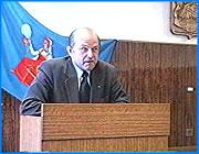 ></p><p class=c_tn>Заканчивается год, а неделю назад исполнилось три года со дня вступления в должность ивановского мэра Александра Грошева. По этому поводу в городской администрации состоялась пресс-конференция. </p><p class=c_tn>Предновогоднее мероприятие. Трехлетние итоги деятельности нынешней мэрии. За 3 дня до встречи журналистам раздали пресс-релизы, где на восьми страницах описываются прогрессивные шаги о достижения администрации. </p><p class=c_tn>Настырных журналистов достижения интересовали мало, они хотели говорить о проблемах. Ивановский мэр выделил три основные вопроса, переходящие из года в год и решить которые не удается. </p><p class=c_tn><b>Энергетический кризис</b></p><p class=c_tn>Самый главный вопрос  - хронический энергетический кризис. Хотя уже здесь уже есть, чем гордиться. За три года управления городом долги за тепло удалось снизить в два раза. С миллиарда рублей - до пятисот тысяч.</p><p class=c_tn>Александр Грошев:  «Долг все еще очень значителен. Поэтому сегодня сказать, что ситуация с теплоснабжением решена полностью нельзя. Если об электроэнергии это я могу с уверенностью  говорить, то с теплоснабжением я этого говорить не могу».</p><p class=c_tn></p><p class=c_tn><b>Транспортная проблема</b></p><p class=c_tn>Финансовая смерть муниципального транспорта и бесконтрольность частников тоже мэрию тревожат, но поделать с этим ничего не удается. Вот уже три года. </p><p class=c_tn>Александр Грошев: «Ивановцы свои неудовольствия высказывают справедливо, хотя во многом это зависит от очень несовершенного законодательство, которое не позволяет на муниципальном уровне все эти вопросы регулировать». </p><p class=c_tn><b>Ветхое жилье</b></p><p class=c_tn>Проблема на более общем уровне - проблема низкого качества коммунальных услуг. </p><p class=c_tn>Александр Грошев: «Проблема обостряется. Обостряется с учетом продолжающейся приемки жилья у от промышленных предприятий. Как правило, нам сейчас приходится принимать такое ветхое жилье» </p><p class=c_tn>Мэр признал, что темпы решения всех этих вопросов его не устраивают. И вот главный итог работы администрации за 2003 год - бюджет следующего года будет принят с дефицитом. Хотя войны между депутатами городской думы и исполнительной властью, как на областном уровне, не ожидается.</p><p class=c_tn></p><p class=c_tn> </p><p class=c_av>Сергей Хохлов</p>
	
		<div class=