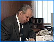 ></p><p class=c_tn> В редакции Ивановской газеты состоялась прямая телефонная линия по образцу Президентской. </p><p class=c_tn>Отличий от прямой линии в Владимиром Путиным несколько. Во-первых, не было предварительных звонков и обращений по Интернету. Во-вторых, нет эфирной связи с районами. В-третьих, с желающими пообщаться никто предварительно не разговаривал. Именно поэтому прямая линия с Владимиром Тихоновым была живее и естественней.</p><p class=c_tn>Никаких секретарей, все звонки идут напрямую к губернатору. Первые желающие пообщаться звонили еще до официального начала мероприятия. Владимир Ильич подробнейшим образом отвечал на все вопросы и через некоторое время охрип. Все звонки можно поделить на три, примерно равные части: о тарифах, о холоде в квартирах и о пенсиях. Ответ по поводу тарифного галопа и микроскопических пенсий такой: местная власть бессильна. </p><p class=c_tn>«Если на федеральном уровне принимают решения, то я обязан эти решения выполнять», - говорит губернатор.</p><p class=c_tn>Поскольку в эфире обратной связи с населением не было, многие вопросы и ответы повторялись. А некоторые просители, судя по всему, звонили целыми делегациями. Но были исключения из общих тем. Один ивановец порекомендовал губернатору больше инвестировать в промышленность и заняться в областном центре трамвайным вопросом. И посетовал на то, что вложенные в аэропорт средства пропали зря. Губернатор ответил, что надежда еще есть: «Мы пытались сейчас продать и немецкие деньги должны были придти, но так пока не пришли, хотя ждем». </p><p class=c_tn>Один звонок заслуживает особого внимания. Пожилая жительница Иванова, не удовлетворившись рассказом Тихонова о губернских достижениях в период его правления, перешла на личности. Диалог вышел скандальный. Пенсионерка обвинила губернатора в покупке мебели в новую квартиру за счет бюджета.</p><p class=c_tn>«Могу сказать только одно. Когда я въехал в новую квартиру, то  свою 2-хкомнатную квартиру в Шуе и 3-хкомнатную квартиру в Москве сдал государству. А вот когда вопрос касается мебели... Если бы Вы произнесли это публично, я б на Вас подал в суд, потому что у меня есть счета, я эту мебель на свои личные деньги покупал. Вам, человеку в возрасте, стыдно быть клеветницей». </p><p class=c_tn>Практически все собеседники губернатора оставили свои данные, и Владимир Тихонов обещал помочь. В тех случаях, когда это будет в его силах. </p><p class=c_tn></p><p class=c_av>Сергей Хохлов</p>
	
		<div class=