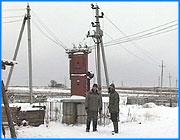 ></p><p class=c_tn>Захват заложников, посменное дежурство жителей около трансформаторных станций и рукопашные схватки с энергетиками - таковы боевые будни жителей села Решма в Кинешемском районе. Уже две недели жители Решмы пытаются предотвратить отключение света в многоквартирных домах. Конфликт вышел на уровень областной администрации. С 23 декабря стоят посты у трансформаторных пунктов на Совхозной улице. Жители дежурят с утра до ночи, чтобы не подпустить энергетиков, которые уже приезжали отключать их дома. Дежурят и женщины. В декабре Ивэнергосбыт уведомил жителей об отключениях, потому что оборудование не в порядке. «Энергонадзор» предоставил фотографии, свидетельствующие о плачевном состоянии трансформаторной станции. Увидев фотографии на экране, жители возмутились - это подтасовка,  снято не у них. Их щиты не ремонтировались двадцать лет, но выглядят все равно иначе. </p><p class=c_tn>Районный МУП жилкомхоза  принял эти дома от совхоза-банкрота три года назад. в плачевном состоянии. Сейчас под угрозой отключений и под нажимом властей района меняет оборудование в подъездах. Монтеры работают все праздники Хотя никаких свисающих оголенных проводов здесь нет. Но энергетики требуют поставить еще счетчики на целые дома. А это невозможно технически. </p><p class=c_tn>«Кого ни спрашиваю, где поставить? - главный ввод в подвале, а в подвале вода все время по грудь», - говорит электромонтер. </p><p class=c_tn>На самом деле, в подвалах не вода, а фекальные стоки. Когда откачивают - по колено. Не откачивают - по грудь и выше. </p><p class=c_tn>Канализация в поселке почти не работает. Около домов - болота с черной жижей. Зловонные ручьи текут среди домов прямо в Волгу. Лед на реке желтеет. По пути стоки пересекают водопроводную линию и, судя по  анализам,  просачиваются в трубы. Вода подается в местную больницу. А в домах, благодаря местной котельной,  восемь градусов. Поэтому в квартирах  самодельные печки. Оставалось отключить ток. Несколько дней жители заслоняли подступы к трансформаторам грудью. Тогда 27 января энергетики отключили с подстанции всю Решму. </p><p class=c_tn>«И тогда народ толпой - кто ехал, кто бежал (одна женщина бежала, сломала руку) - пошли на подстанцию.. И взяли в заложники двух электромонтеров кинешемской бригады», - рассказывает жительница Решмы Ирина Кошкина. </p><p class=c_tn>Противостояние длилось до девяти вечера. Приехала районная администрация, МЧС. Электрики заявили, что это не отключение, а ремонт фонаря. Потом начальство уехало.</p><p class=c_tn>«И работник РЭСа объявляет по рации, причем с матом -  Уехали чужие - отрубайте!, - говорит Ирина Кошкина.</p><p class=c_tn>Только навалившиеся на электриков женщины заставили включить рубильник. Жители подали на энергетиков в суд - ведь у каждого из них есть договор с Ивэнерго. Между тем, противостояние продолжается. Обращение депутатов районного Совета в прокуратуру не помогло. </p><p class=c_tn>Между дежурствами, жители Решмы выяснили главную причину своих бедствий - Ивэнерго требует предоплаты за ток. Взять ее можно только с жителей. </p><p class=c_tn>Суд назначен на девятое января. Отключение еще одного дома на шестое января. </p><p class=c_tn>«Если наши дома оставят без света», - говорят жители Решмы, - «воры начнут срезать провода километрами. А электрики сами сольют и распродадут масло из трансформаторных будок». </p><p class=c_av>Василий Когаловский</p>
	
		<div class=