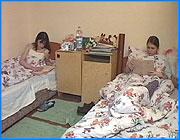 ></p><p class=c_tn>8 января группа воспитанников в ивановской международной школе-интернате имени Стасовой начали голодовку. Интердомовцы отказывались принимать  пищу в знак протеста против расформирования школы. Ранее интердом пытался оспорить решение правительства, но проиграл дело в ряде судебных инстанций, вплоть до Верховного Суда России. Восемь интердомовцев в возрасте от тринадцати до шестнадцати лет начали свою акцию утром. Они просто не пришли на завтрак. Дирекция была шокирована, учителя поначалу пытались отговорить воспитанников, - те остались непреклонными. И напомнили об обещании, которое Путин дал полтора года назад одному из тех, кто пошел сегодня на крайний шаг. </p><p class=c_tn> «Я попросил, чтобы нашу школу не перепрофилировали в суворовское училище. Он ответил – «если не захотите, значит, не будет». Так ничего и не сделал», - вспоминает воспитанник интердома Кирилл Филиппов</p><p class=c_tn>Директор Интердома Галина Шевченко уверена, что теперь все зависит от областной администрации. Если от планов преобразования откажутся там, то в Москве согласятся. А детям врач предписала постельный режим и минеральную воду.  Теперь  вяжут, читают, разглядывают недавние новогодние подарки. А ветераны Интердома уже готовы сменить их. </p><p class=c_tn>«Мы солидарны с ними, мы целиком и полностью их поддерживаем в их мнении, в их решении. Но голодовку все-таки надо прекратить. А мы обещаем им, что мы сами готовы завтра, послезавтра, в любой день, когда они прекратят эту голодовку, самим занять их позиции. Т.е. голодать, как они», - говорит ветеран Интердома Хулио Кобенье</p><p class=c_tn>К вечеру 8 января в Интердом прибыли представители областной власти. Депутат Наталья Ковалева предложила приостановить голодовку и направить обращения губернатору и президенту, дав им двухнедельный срок для решения и ответа. </p><p class=c_tn>За последние годы международная школа-интернат имени Стасова не раз становилась объектом пристального внимания средств массовой информации и общественности. Причиной тому  - решение чиновников областной администрации перепрофилировать интернат с богатейшей историей в суворовское училище. За это время скандал то затихал, то снова набирал обороты. Идея перепрофилирования интердома в суворовское училище принадлежала бывшему вице-губернатору, а ныне депутату ГосДумы Михаилу Бабичу. Именно в результате его усилий премьер-министр Михаил  Касьянов подписал постановление Об Ивановском Суворовском военном училище. По этому документу территория и здания школы-интерната передавались военным. И до этого решения, и после него, от лица воспитанников и руководства интерната было подписано множество обращений вплоть до Президента Путина с просьбой оставить интердом на прежнем месте и ничего не менять. При этом педагоги аргументировали свою позицию тем, что интердом является уникальным образовательным учреждением и не имеет аналогов в стране. За годы его существования здесь воспитывались дети известных лидеров коммунистических движений многих стран мира. Пока длится скандал, состоялось несколько судебных заседаний. Российские судьи не нашли нарушений в действиях Правительства, ссылаясь на то, что с 2001 года здания интердома считаются государственной собственностью. Сейчас руководство интердома направило протестный  иск в Страсбургский суд. </p><p class=c_tn>Сегодня губернатор Ивановской области Владимир Тихонов встретился сегодня в своем кабинете с воспитанниками Интердома</p><p class=c_tn>Губернатор обещал отправить Михаилу Касьянову шифровку с просьбой о встрече с участием представителей интердома. Он заявил, что решение правительства о создании суворовского училища не выполняется, а сама международная школа-интернат оказалась в подвешенном положении.</p><p class=c_tn>Дети заявили, что с момента встречи с губернатором приостанавливают голодовку на две недели, в течение которых должностные лица могут принять решение. Губернатор пытался оспорить предложенный срок и заявил, что действующие нормы предусматривают месяц на рассмотрение документов. Однако участники голодовки не изменили своего решения.</p><p class=c_tn>Заместитель председателя попечительского совета интердома Вангелис Ксеротирис сообщил, что многие должностные лица, включая председателя Совета Федерации Миронова ранее были неверно информированы о ситуации в Иванове, и теперь отзывают свои подписи под согласованиями на соответствующих бумагах. </p><p class=c_tn></p><p class=c_av>IvanovoNews</p>
	
		<div class=