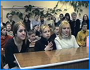 ></p><p class=c_tn>В среду в российском Правительстве состоялось заседание, где решалась судьба ивановского интердома. В совещании приняли участие все заинтересованные стороны: вице-премьер Галина Карелова, представители министерства образования, министерства обороны и делегация из Ивановской области. Напомним, что две недели назад ученики интерната объявили голодовку, протестуя против реорганизации интердома в суворовское училище. В три часа дня на канале НТВ освещали заседание Правительства. В интердоме у экрана телевизора собрались все участники голодовки, а также другие воспитанники интерната.  </p><p class=c_tn>О голодовке в ивановском интердоме теперь напоминает лишь старательно выведенное детской рукой обращение: Интердом  - жив, интердом  - будет жить, мы победим!.  Следите за развитием событий, - говорится в конце обращения к воспитанникам интерната. Сегодня восемь храбрых, которые две недели назад сказали всей стране, что готовы умереть, но не сдаться,  следят за программой Новостей на канале НТВ,  - решается судьба их дома. В Кемерове крупный пожар... продолжается следствие по делу погибшего от переохлаждения  солдата... во Владивостоке по-прежнему не хватает питьевой воды, - сообщает ведущий. Долгожданное  прямое включение от Дома Правительства  - комментарий корреспондента, интервью вице-премьера Галины Кареловой. Она говорит, что судьба интердома решена – это будет государственное образовательное учреждение и самое главное, суворовского училища не будет.  Дети аплодируют  решению вице-премьера.  И  убеждены,  что это одна из важнейших побед в их жизни. Катя Филиппова , одна из восьми человек, которые объявили голодовку рассказывает, что была уверена в положительном, для нынешних воспитанников, решении. Ведь Галина Карелова, во время своего визита в интердом, оставила Кате свой  рабочий и даже домашний телефон и сказала, что девочка может звонить ей в любое время по любым возникающим проблемам. Катя призналась , что воспользовалась таким доверием и  позвонила  Кареловой. Дело в том, что после того, как вице-премьер уехала из Иванова, канал НТВ дал в эфир фрагмент интервью с Катей Филипповой, где девочка говорит о продолжении голодовки. Девочке пришлось объяснять, что интервью это было записано раньше и голодовки больше не будет. Карелова  любезно простила девочку, и во вторник 20 января  прислала Кате телеграмму , где сообщила о положительном результате. Правда, попросила никому не рассказывать об этом до официального решения.  Ни Катя, ни другие воспитанники интердома не задумываются над тем, почему так быстро появилось  это решение и  накануне какого события всероссийского масштаба, которое состоится в марте. Не думают над этим и те, кто репетируют сейчас номер зажигательного украинского танца  к очередному Дню рождения школы. Станет ли этот номер  подарком директору интердома Галине Шевченко, пока сказать трудно. Вчера в интернате по запросу депутата Госдумы Михаила Бабича работали представители областной прокуратуры. Проверяли в очередной раз - не было ли подстрекательства к голодовке со стороны взрослых. И уже сейчас многие говорят, что совсем скоро в интердоме начнется проверка квалификации руководителей учреждения. </p><p class=c_tn></p><p class=c_av>Андрей Кузьмичев</p>
	
		<div class=