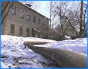 ></p><p class=c_tn>Обосновать действия городских властей по изменению тарифов ивановский глава попытался  на встрече с руководителями так называемых ТОСов 22 января. Кроме них, сюда были приглашены чиновники мэрии, эксперты-экономисты и руководители муниципальных предприятий. Наши тарифы обоснованы, подчеркнул мэр, это доказано и аудиторскими проверками, и судебными решениями. Да, реформа ЖКХ идет тяжело и болезненно, но государство не отказывается от своей поддержки населению. В ситуации, когда коммунальные услуги будут неизбежно дорожать, единственный выход, по мнению властей, наладить систему учета и создать условия для конкуренции на этом рынке. Встреча прошла без особого всплеска эмоций, руководители ТОСов от темы тарифов ушли в частные вопросы.</p><p class=c_tn> И тут инициативу перехватили журналисты, попросив мэра внести ясность в ситуацию вокруг счетов муниципального предприятия жилищного хозяйства, которые якобы были арестованы судебными приставами. Оказалось, журналисты не разобрались в сути вопроса. Никакие счета МПЖХ не арестованы. Арест наложен лишь на дебиторскую задолженность предприятия. Напомним, многомиллионные долги скопились в тот период, когда МПЖХ выступало посредником в приеме платежей за газ с населения. Но этот долг не означает, что ивановцам грозят перебои с теплом. Дело в том, что все платежи за тепловую энергию идут, минуя счета МПЖХ.</p><p class=c_tn>Чтобы решить проблему с долгами МПЖХ, город вышел в гордуму с предложением взять банковский кредит под залог недвижимости, а именно - двух зданий в Иванове. Одно - недостроенный объект на проспекте Строителей, другое - устаревшая аварийная база МПЖХ. «Почему? Есть определенные опасения - если эти долги выкупит какая-нибудь частная структура, они могут через суд накрутить пени, штрафы и 15 миллионов могут превратиться в 30-40-50, поэтому лучше сегодня взять кредит 10 - 15 миллионов и закрыть долг», - объяснил действия администрации Александр Грошев.  </p><p class=c_tn>Во вторник депутаты не дали согласия на залог. Окончательный вердикт будет дан на пленарном заседании городской думы третьего февраля. Власти надеются на понимание со стороны народных избранников. </p><p class=c_av>Дмитрий Попов</p>
	
		<div class=