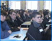 ></p><p class=c_tn>Нынешние ивановские девятиклассники будут сдавать Единый Государственный Экзамен. Хотя наша область не вошла в число участников эксперимента по введению, сегодня директоров Ивановских школ в течение нескольких часов методологически и морально готовили к нововведению. Школьное начальство давно не собиралось вместе. Обсуждают последние образовательные новости. Тем для разговоров множество. А как у вас дела с пожарными? Как с финансами? И вот - новая забота. Единый Государственный Экзамен. Сейчас в эксперименте  принимают участие 69 регионов России. И в Иванове вопрос уже не обсуждается - Единому экзамену быть. Поскольку спорить бесполезно, стараются найти в нововведении побольше плюсов.  </p><p class=c_tn>Поскольку результаты ЕГЭ будут использовать при поступлении в ВУЗы, это якобы устранит саму возможность коррупции в высшей школе. Однако пессимисты предполагают, что пышно расцветет косвенное взяточничество, когда в течение длительного времени за огромные деньги ученика готовят к экзамену ВУЗовские преподаватели. Похожая забота у тех, кто отвечает за введение единого экзамена в Иванове. Начальник городского управления образования, Тамара Бугеро уже сейчас ломает голову, где найти неподкупных членов для комиссии. Но основная масса проблем вплотную подступит через год. Сейчас все на уровне первых проб, теоретических рассуждений и эмоций. Больше всего тревоги. Начальство и учителя пока не в курсе всех деталей - все-таки эксперимент. Уже известны факты, когда педагоги ивановских школ, зная о перспективах ЕГЭ, отказываются брать старшие классы. Детей пугает резкая психологическая перемена. Фактически прием экзамена перейдет из рук хорошо знакомых учителей в руки государства. Само собой, ответственность. При сдаче единого экзамена едва ли не в обязательном порядке присутствует врач. А родителям стоит опасаться ЕГЭ из-за необратимости результатов. </p><p class=c_tn>«Если будут какие-то особые обстоятельства, то здесь будет собираться комиссия, она может собраться повторно. Но если ребенок учился на 4 и 5, а сдал на 3, эта оценка остается», - говорит Тамара Бугеро.</p><p class=c_tn>И еще одна перспектива введения ЕГЭ. Школьное начальство уверенно говорит, это приведет к кадровым изменениям. Нерадивые и инертные учителя сами будут увольняться, когда увидят результаты экзаменов по своим предметам.</p><p class=c_tn></p><p class=c_av>Сергей Хохлов</p>
	
		<div class=