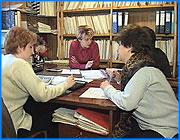 ></p><p class=c_tn>Сегодня в Москве прошло Всероссийское совещание проректоров ВУЗов по учебной работе. Один из вопросов - введение единого государственного экзамена. </p><p class=c_tn>Проблема коснется ивановских ВУЗов в 2005 году, когда на новую систему перейдет вся страна. Но уже сейчас в Государственном Университете проводятся курсы для педагогов, где учителей готовят к проведению Единого Госэкзамена. Потому что новшество заботит в первую очередь средние школы. В приемных комиссиях ВУЗов дело будут иметь уже с результатами единого госэкзамена. Кроме одного случая - пересдачи. Оказывается, ЕГЭ все же можно пересдать. Если выпускника школы не устраивают результаты своей работы, он может повторить свою попытку. Правда, уже не как выпускник школы, а как абитуриент ВУЗа. Но лишь на следующий год. Кроме потери времени, у пересдачи есть еще один серьезный недостаток. Представим, что экзамен успешно сдан еще в школе. Тогда  у выпускника есть время сделать копии со своего свидетельства и направить их в несколько ВУЗов. Если же Единый экзамен проходит через год уже в Высшем Учебном Заведении, то в случае успеха можно поступить лишь в этот конкретный ВУЗ. Ведь вступительные экзамены сейчас проходят одновременно. И еще одна особенность при переходе результатов экзамена из школы в ВУЗ. Как известно, результаты  ЕГЭ  высчитываются по стобалльной шкале. И перевод в пятибалльную систему каждый ВУЗ по разным предметам может производить по-своему. В зависимости от того, какую значимость тот или иной предмет имеет для ВУЗа. Например, на физическом факультете для пятерки по математике нужно набрать семьдесят пять баллов. А на математическом - девяносто. </p><p class=c_av>Сергей Хохлов</p>
	
		<div class=