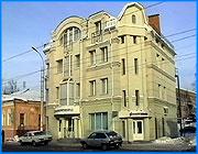></p><p class=c_tn>Жителям Иванова, возможно, больше не будут давать разрешений на установку в домах и квартирах газовых котлов. Старые трубы не выдерживают возросшего давления. Чтобы изменить ситуацию, к Иванову нужно протянуть пятнадцать километров газопровода за счет мэрии и заменить городские сети. А это пока невозможно, - заявил сегодня на пресс-конференции генеральный директор Ивановорегионгаза Геннадий Вавилов. Пресс-конференция проходила в новом помещении Иваеноворегионгаза, на площади Революции. Сюда перенесены абонентские участки из разных районов города. Организация снова взяла на себя сбор платежей с населения. Прежде этим занимались другие структуры. Иногда людям приходится приходить не по одному разу, чтобы подтвердить - они за газ расплатились. Потому что льгота есть - а платежи по ней город задержал. За полгода задолженность достигла шести миллионов рублей.  Сотням горожан приходится оформлять справки - из-за того, что городские службы неправильно оформляли льготы. Начинается кампания по борьбе с неплательщиками. Им отключают газ, а они сопротивляются как могут. «Чем это может кончиться, никто не понимает. Когда ему говорят - вас же отключили за неплатежи, что же вы делаете,- А как же я без газа-то буду. Вот он резиновый шланг протянул и думает, что он с газом. А когда он завтра сгорит и соседей сожжет, его не волнует», - говорит Геннадий Вавилов.</p><p class=c_tn>Кроме неплательщиков газовому хозяйству наносят ущерб коллеги-энергетики. Из-за распрей с ивановской мэрией они потребили меньше газа, чем заказали. Потому что ТЭЦ летом стояли,  и горожане оставались без горячей воды. </p><p class=c_tn>Да еще испытательный стенд с разрекламированной газовой турбиной в Комсомольске работал неритмично. Потери - пятнадцать миллионов рублей - закон взыскать не позволяет. Но продавать газ и  устанавливать лимиты - профессия выгодная. Поэтому Ивановорегионгаз по итогам года, как всегда, получил прибыль. Даже отдав государству  240  миллионов рублей налогов.</p><p class=c_av> Василий Когаловский</p>
	
		<div class=