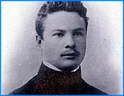 ></p><p class=c_tn>199 лет отмечают сегодня со дня рождения Михаила Фрунзе. К памятнику выдающемуся полководцу и основателю Иваново-Вознесенской губернии утром чиновники областной администрации по традиции возлагали цветы. </p><p class=c_tn>Суровые исторические ветра обошли Фрунзе стороной - в отличие от других вождей большевизма. Рука вандалов не касалась памятника Фрунзе. В скандалах он замешан не был - разве что два года назад, когда вырубали голубые ели. Выдержка, достойная настоящего полководца - целый год провести в одиночестве и дождаться февральского утра, когда сюда придет немногочисленная процессия с цветами и поблекшими от времени призывами. С годами этих людей становится все меньше - и цветов тоже. Да и церемония все короче. Те, кто пришел, говорят: тут главное, не КОГО чтить, а ЧТО.</p><p class=c_tn>«Если мы любим свою родину и историю, и не трактуем, как нам хочется, в зависимости от нововведений, - объективно исторические законы существуют, мы их обязаны понимать, уважать и ценить», - говорит  начальник управления культуры и искусства Вера Добролюбова.</p><p class=c_tn>Кабинет комиссара Ярославского военного округа Михаила Фрунзе находился в особняке фабриканта Зубкова. Под лепными потолками в стиле барокко вышагивали затянутые в кожу большевики. В наши дни здесь мирно уживаются городская санэпидстанция и музей полководца. Не совсем музей - кабинет. Два тесных зальчика с остатками причудливого декора. Терракотовые решетки камина, над которым - холст  с портретом Фрунзе руки малоизвестного ивановского художника. А под стеклом та самая телеграмма из Москвы: Иваново-Вознесенской губернии быть. Татьяна Семенова почти тридцать лет заведует музеем, стирает пыль с предметов, которых касалась рука военачальника. Наверное, тоскует о прежних временах, когда сюда приходили толпы людей, - сегодня залы пустуют.</p><p class=c_tn>«Отношение к Фрунзе в настоящее время - разное. Но я не изменила отношения к Фрунзе и мне кажется, что он выдающаяся личность и в наше время. Все-таки до сих пор, когда говорят о военной реформе в стране, всегда опираются на его работы Единая военная доктрина  и Красная армия, - говорит Татьяна Семенова.</p><p class=c_tn>Дух Фрунзе незрим. Резные стулья, затейливые чернильницы и другие подлинные предметы тех лет отвлекают мысль от личности полководца. Говорят, он не проиграл ни одного сражения. Но даже у такого человека нет сил противостоять забвению.</p><p class=c_tn>Увы, народная тропа зарастает даже к великим государственным мужам. Сегодня взойти на старинную чугунную лестницу каслинского литья спешат немногие. Память притупилась, да и в цене теперь другие вещи и другие исторические деятели. </p><p class=c_av>Дмитрий Попов</p>
	
		<div class=