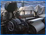 ></p><p class=c_tn>Одни руководители текстильных предприятий интригуют против губернатора, а другие держат рабочих в нищете.  Такие обвинения прозвучали на совещании  с текстильщиками в администрации области 2 февраля. Губернатор заявил, что защищает будущее отрасли в правительстве, а владельцы и директора фабрик не желают бороться за собственные интересы. Губернатор начал с отчета о работе - по наказам. Наказы дали ему хозяева текстильных холдингов два года назад, но спасти текстиль за это время не удалось. Закрылись многие прядильные фабрики, теперь кризис в отделочных. Правительство тянет с кардинальными мерами, а уже принятые решения не выполняются. Поэтому два месяца назад губернатор снова взялся за перо и написал президенту. Президент поручил разобраться правительству. Правительство провело очередное совещание. </p><p class=c_tn>«Как вы видите, очень многие вопросы не решаются не потому, что Тихонову не хочется, а, во-первых, потому что на федеральном уровне у очень многих представителей нашего правительства нет желания эти вопросы решать», - сказал губернатор. </p><p class=c_tn>При этом ассоциация текстильщиков не работает и не кричит в голос о своих проблемах в высоких московских кабинетах. Наоборот, нашлись такие хозяева фабрик, что копают под губернатора, - объяснил сам губернатор. Зато кто хочет, тот и банкротит свои предприятия, чтобы только уйти от налогов.  Зарплату рабочим платят нищенскую. Добром это не кончится, - предупредил глава области: «Вы, выплачивая низкую зарплату, не выплачивая налоги, в частности, единый социальный налог, вы их оставляете без пенсии. И когда это, наконец, до них дойдет, просто разорвут кое-кого на клочки, наверное…» </p><p class=c_tn>Пора менять концепцию промышленной политики, - объяснили сотрудники администрации. Надо поддержать льготами фабрики, заодно - текстильные холдинги. И уж совсем заодно банки и энергетиков, чтоб инфраструктура не рассыпалась. А то бизнес уже поворачивается к текстилю задом, к игорному бизнесу передом. Текстильные короли реагировали вяло или иронически. А, задавая вопросы о застарелых проблемах, слышали обещания разобраться - губернатор слышал о них впервые. </p><p class=c_tn>***</p><p class=c_tn>Документ о поддержке легкой промышленности, одобренный правительством, пока носит декларативный характер. Руководители ивановских фабрик в один голос заявляют, что текстильная отрасль по-прежнему в бедственном положении. На фабрике Самойлова еще в прошлом году закрылись прядильные цеха. Слишком высока себестоимость производства пряжи. Не хватает квалифицированных кадров - прядильщиков и мастеров. Да и нестабильность цен на хлопок постоянно лихорадило производство. Цены скакали от одной до двух с половиной тысяч долларов за тонну. Выходом из кризиса могла стать модернизация производства. Но на приобретение дорогостоящего оборудования за рубежом льготы не предусматриваются.</p><p class=c_tn>«На уровне федеральной власти совершенно необходимо решить вопрос, может быть на какой-то определенный срок со снижением таможенной пошлины на ввозимое оборудование. То есть наши машиностроительные заводы в короткие сроки не могут освоить подобную продукцию», - говорит  генеральный директор ОАО СамтексАндрей Смирнов.</p><p class=c_tn>Сейчас на фабрике трудится около полутора тысяч работников. Раньше было больше, но после перепрофилирования часть отсеялась. Руководство говорит, что вакансии рабочим предлагали, но нужно было заново обучаться. Отработав не по одному десятку лет на одном станке - не каждый на это шел и увольнялся. </p><p class=c_tn>Средняя заработная плата - около пяти тысяч рублей. Но руководство обещает ее повысить, если предприятие займет стабильную нишу на рынке сбыта. Конкурентов много. Пока за счет таможенных пошлин еще не столь велик объем ввозимого импортного текстиля. Хотя уже чувствуется прессинг со стороны Турции и Китая. Многие руководители предрекают - если Россия вступит в ВТО, которая объединяет сто пятьдесят государств, то на ивановской текстильной промышленности можно будет поставить крест. </p><p class=c_av>Когаловский, Морозова</p>
	
		<div class=