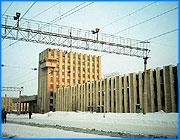 ></p><p class=c_tn>Депутаты ивановской городской Думы лично проследят за ремонтом труб и электрических линий в Тюмени. Семеро депутатов отправятся в этот город, чтобы на месте выяснить, стоит ли договариваться о создании товарищества с фирмой Сургутнефтегаз - объединенные коммунальные системы. Эта фирма обещала инвестировать десять миллионов долларов в ивановскую горэлектросеть, чтобы эксплуатировать ее в дальнейшем вместе с городом. Три раза на заседании городской Думы депутаты пытались решить, нужно ли городу партнерство с Сургутнефтегазом. И три раза, сомневаясь, откладывали решение до тех времен, пока в этом деле не наступит полная ясность. И в администрации не знали, польститься  на соблазн инвестиций или махнуть на них рукой и жить как раньше. А в четвертый раз, с подачи депутата Извиля Салихова надумали - поехать самим и посмотреть. Ивановцам предложено посетить один из городов, где фирма уже работает. </p><p class=c_tn>«Почему Тюмень? Потому что там это предприятие работает практически уже год. В остальных - где-то полгода. И там и тепловые сети, и энергетические сети приняты. Т.е создано полное товарищество», - обосновал выбор  Извиль Салихов.</p><p class=c_tn>Сотрудники администрации едут тоже. Извиль Салихов, который активно занимается контактами с иногородней фирмой, и об этом позаботился. Так что в далекий сибирский город отправится большая и представительная делегация.  </p><p class=c_tn>«Ну что там! Ведь поездка всего один день! Мы посетим предприятие, побеседуем с главой города, председателем Думы. Может, попадем к губернатору. И хотелось бы изучить документы, чтобы уже не новый огород городить», - сказал Извиль Салихов.</p><p class=c_tn>А депутатов обрадовала фраза - все расходы за счет заинтересованной стороны. Какая сторона заинтересована больше, на заседании не говорили. Но депутат Салихов думает, что ивановцы поедут  в Тюмень за счет фирмы сургутских москвичей. </p><p class=c_av>Василий Когаловский</p>
	
		<div class=