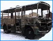></p><p class=c_tn>Разборки между владельцами маршрутных такси Иванова продолжаются: сожжен очередной микроавтобус.</p><p class=c_tn> Происшествие случилось на днях. Неизвестные сожгли микроавтобус, который работал по договору с ЗАО Экспресс-сервис. Маршрутчики говорят о криминальном произволе, который творится в сфере частных перевозок, и о беспомощности городских властей.</p><p class=c_tn>Еще несколько дней назад автобус работал на двадцатом маршруте. У его владельца заключен договор с ЗАО «Экспресс-Сервис». Сейчас, чтобы вернуть машину в строй, потребуется больше ста тысяч рублей на ремонт. Автобус подожгли намеренно, говорят водитель и владелец ПАЗа. Вечером после смены водитель подъехал к ангару, чтобы поставить машину на ночь, и пошел открывать ворота.</p><p class=c_tn>«Пока он ходил открывал ворота услышал хлопок вышел увидел как парень убегает и что сзади что-то горит - в запасной двери дыра он все бросил стал тушить огнетушителем. вылетело стекло огонь распространился по салону», - говорит владелец маршрута.</p><p class=c_tn>При разговоре с тележурналистами владелец намеренно скрывает лицо - причина опасаться веская. Чуть больше месяца назад другой его микроавтобус, но на том же двадцатом маршруте, был обстрелян. Тогда милиция не стала возбуждать уголовного дела - материальный ущерб был небольшой. Да и вообще эти дыры в стеклах не от пуль, а от метко брошенного камня посчитали правоохранители. А перевозчики уже тогда открыто заявили о беспределе на маршрутах и жесткой конкурентной борьбе.</p><p class=c_tn>«На наш взгляд начинается криминальные разборки между перевозчиками, которые работают на одном маршруте - деление рынка», - сказал тогда исполнительный директор ЗАО Экспресс - Сервис.</p><p class=c_tn>На двадцатом маршруте работают сразу три перевозчика: пассажирское автотранспортное предприятие, акционерное общество «Экспресс-Сервис» и частный предприниматель Романовский, он же депутат городской думы. Сейчас у «Экспресс-сервиса» на этом маршруте остался лишь один автобус. По словам перевозчиков - двадцатый маршрут довольно выгодный, даже по сравнению с седьмым. В день приносит чистой прибыли около 800 рублей. Между тем, милиция не торопится выдвигать версии о причинах ЧП, а перевозчики просто не хотят озвучивать свои подозрения.</p><p class=c_tn>Странным образом во всей этой истории смотрятся иваноские власти - порядок в сфере частных перевозок чиновники пытаются навести уже не первый год. Безрезультатно. Что это  - неумение или нежелание решать проблему, которая кстати, касается безопасности ивановцев.</p><p class=c_av>Татьяна Суханова</p>
	
		<div class=